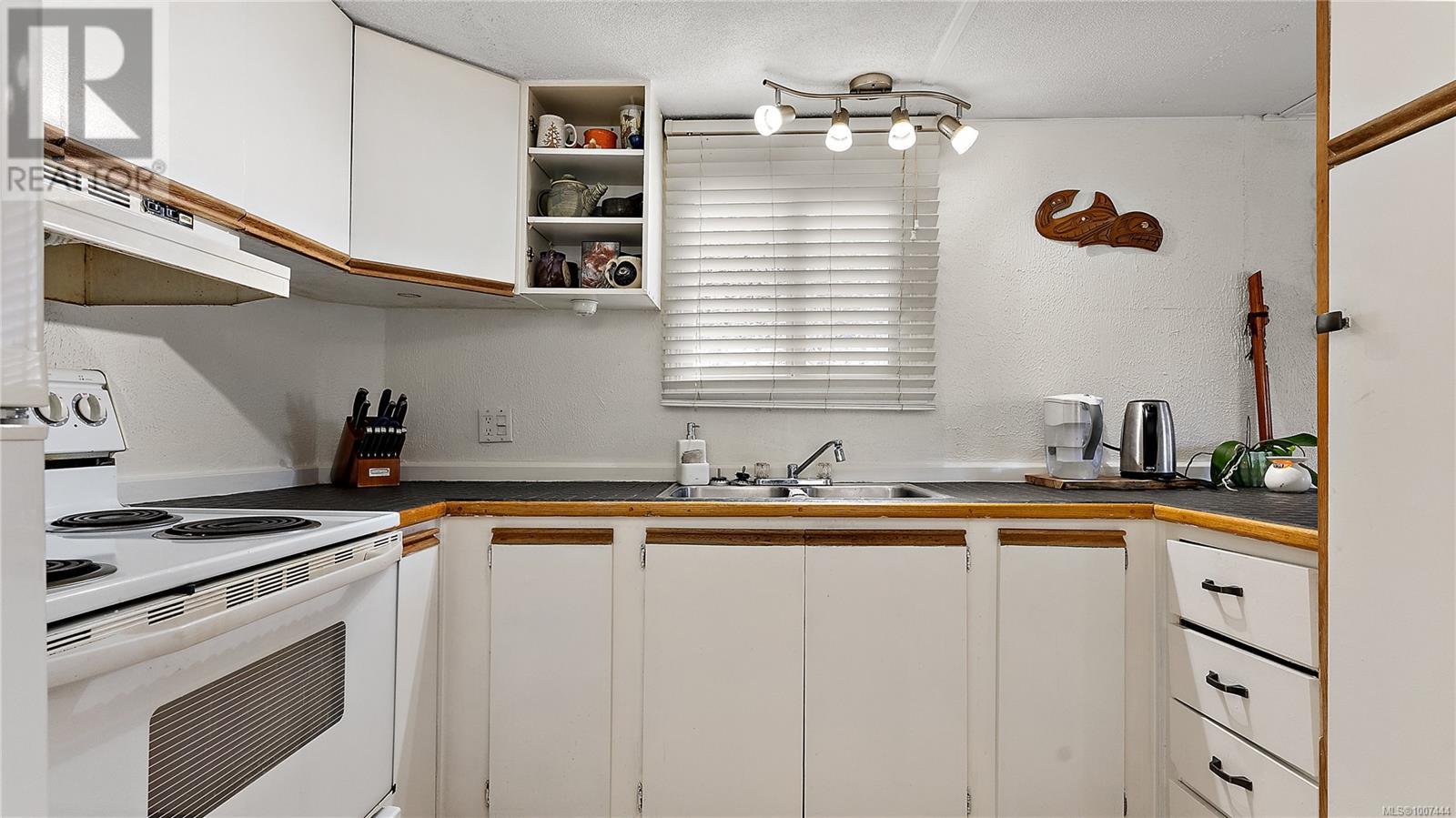 Photo 14 of 11 2587 Selwyn Rd, Langford BC