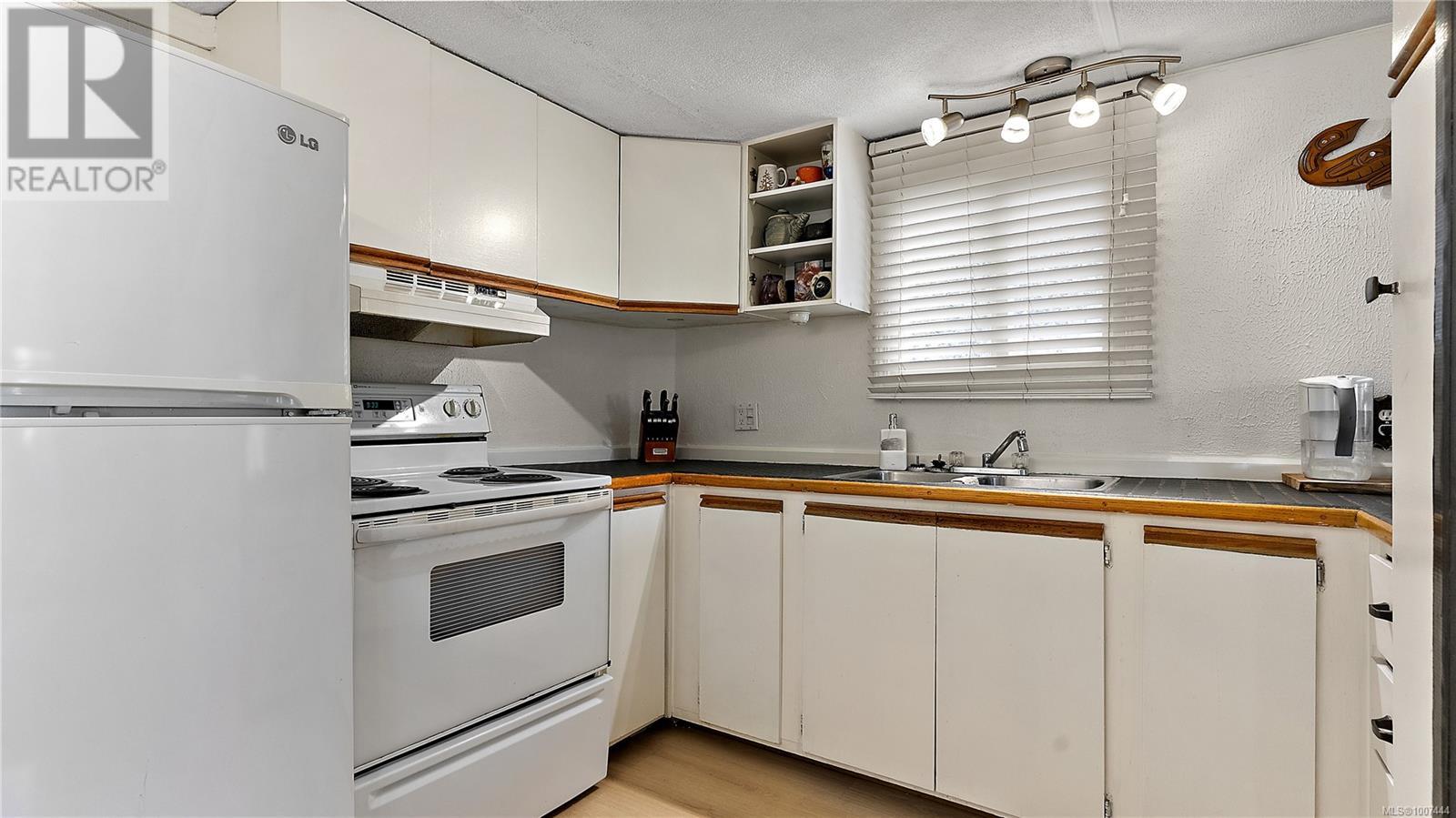 Photo 1 of 11 2587 Selwyn Rd, Langford BC
