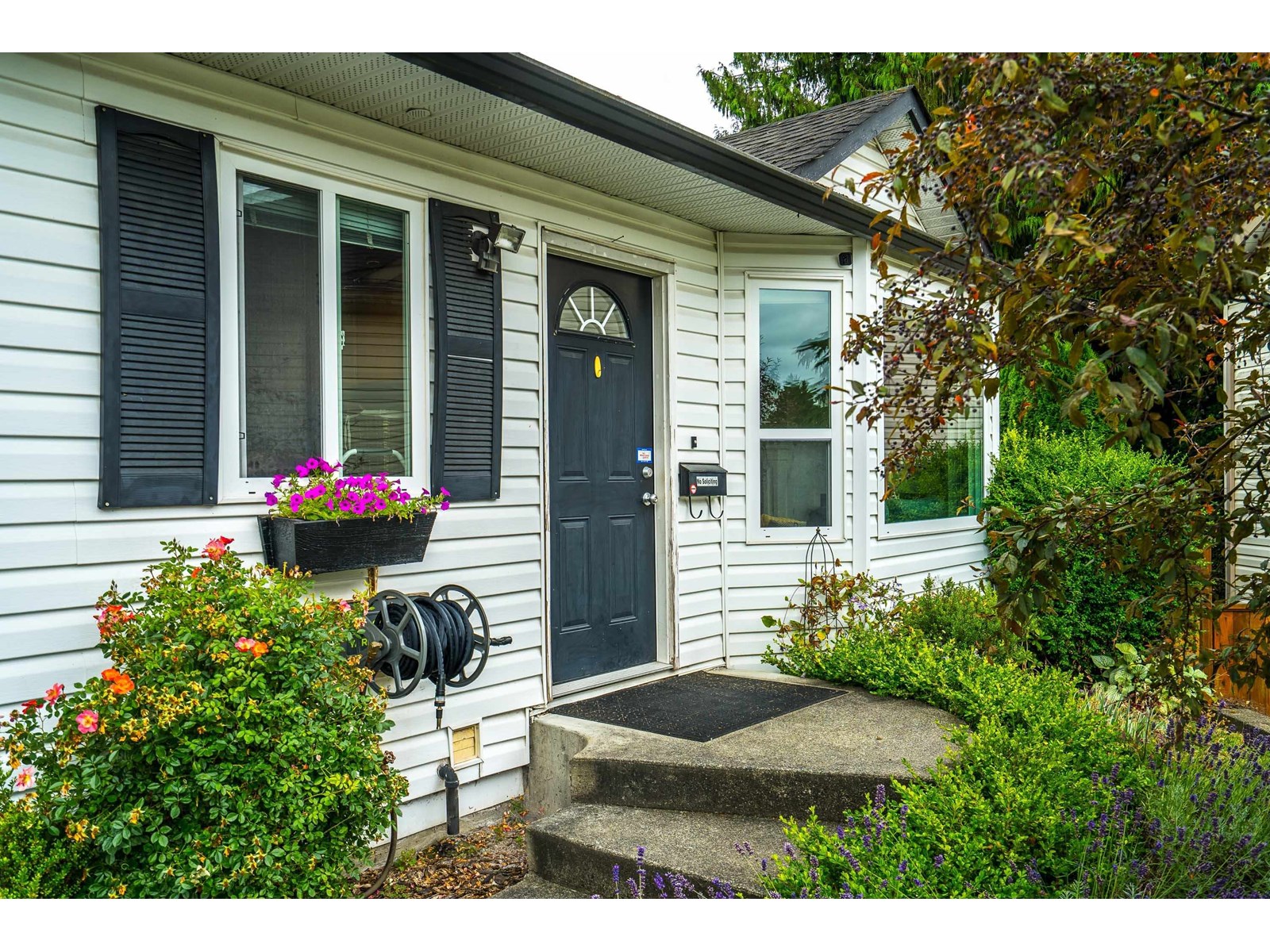 Photo 4 of 18096 61 Avenue, Surrey BC