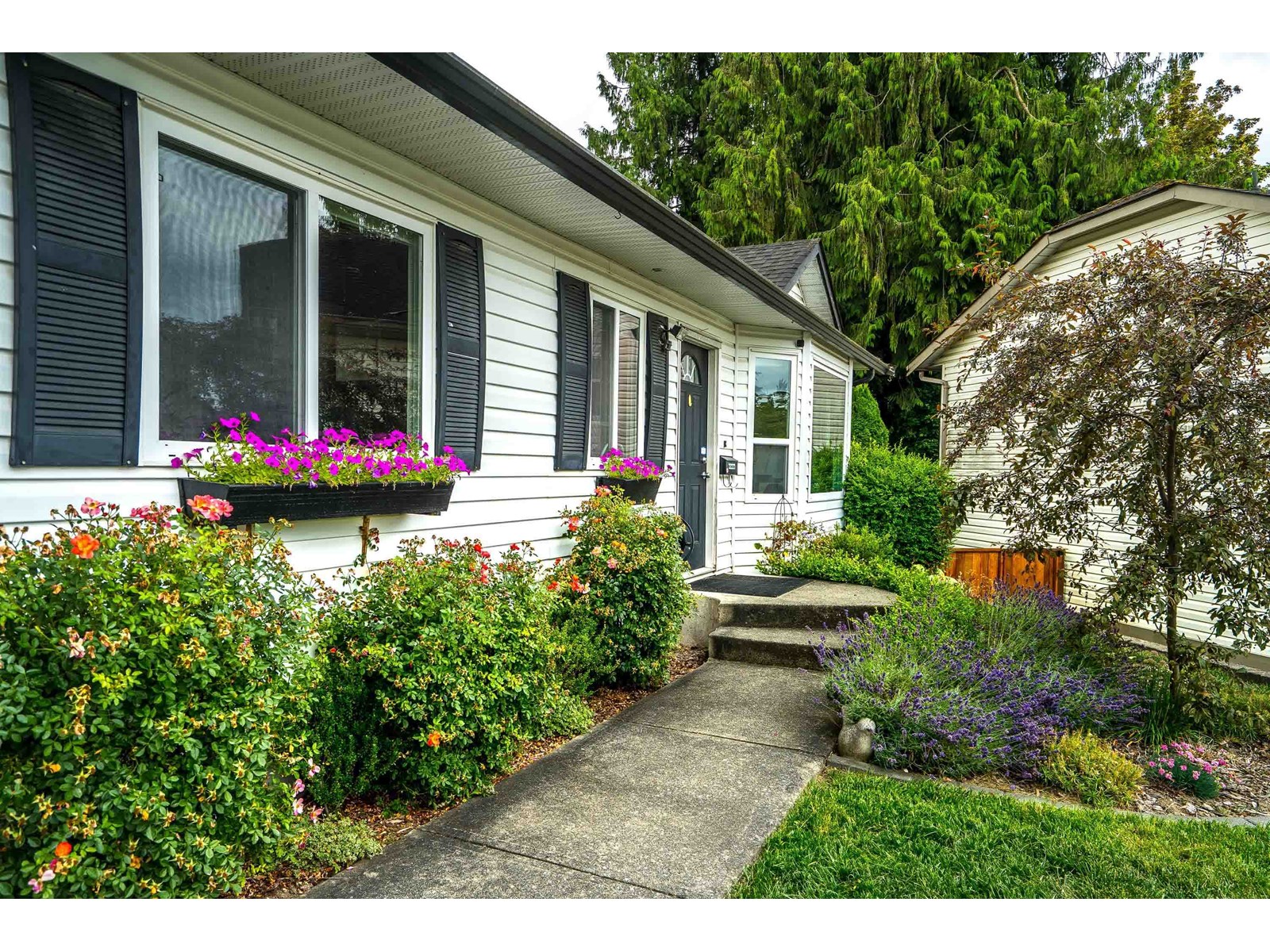 Photo 3 of 18096 61 Avenue, Surrey BC
