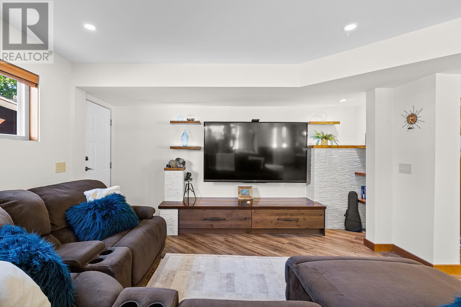 Photo 11 of 1682 Larkridge Court, Kelowna BC