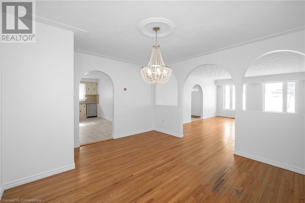 Photo 26 of 105 Lavina Crescent, Hamilton ON
