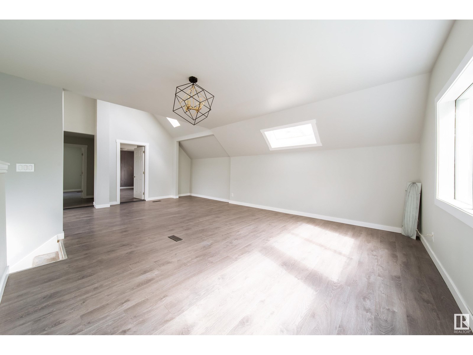 Photo 24 of 11908 77 St Nw, Edmonton AB