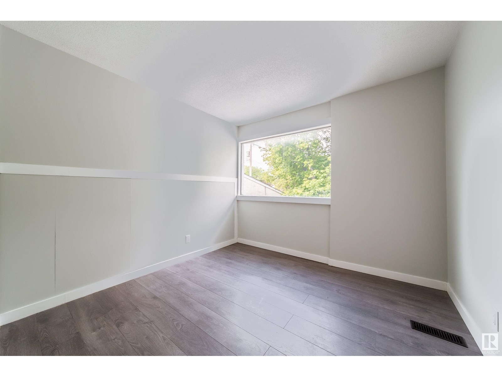 Photo 31 of 11908 77 St Nw, Edmonton AB