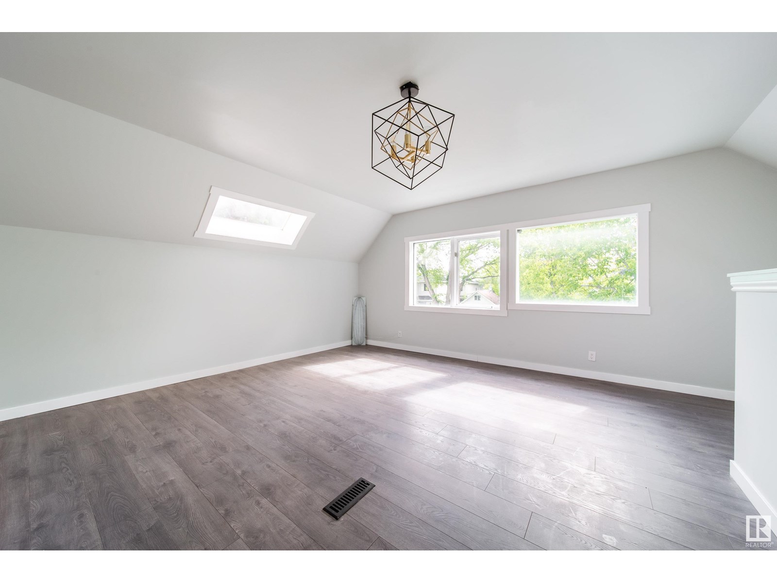 Photo 23 of 11908 77 St Nw, Edmonton AB