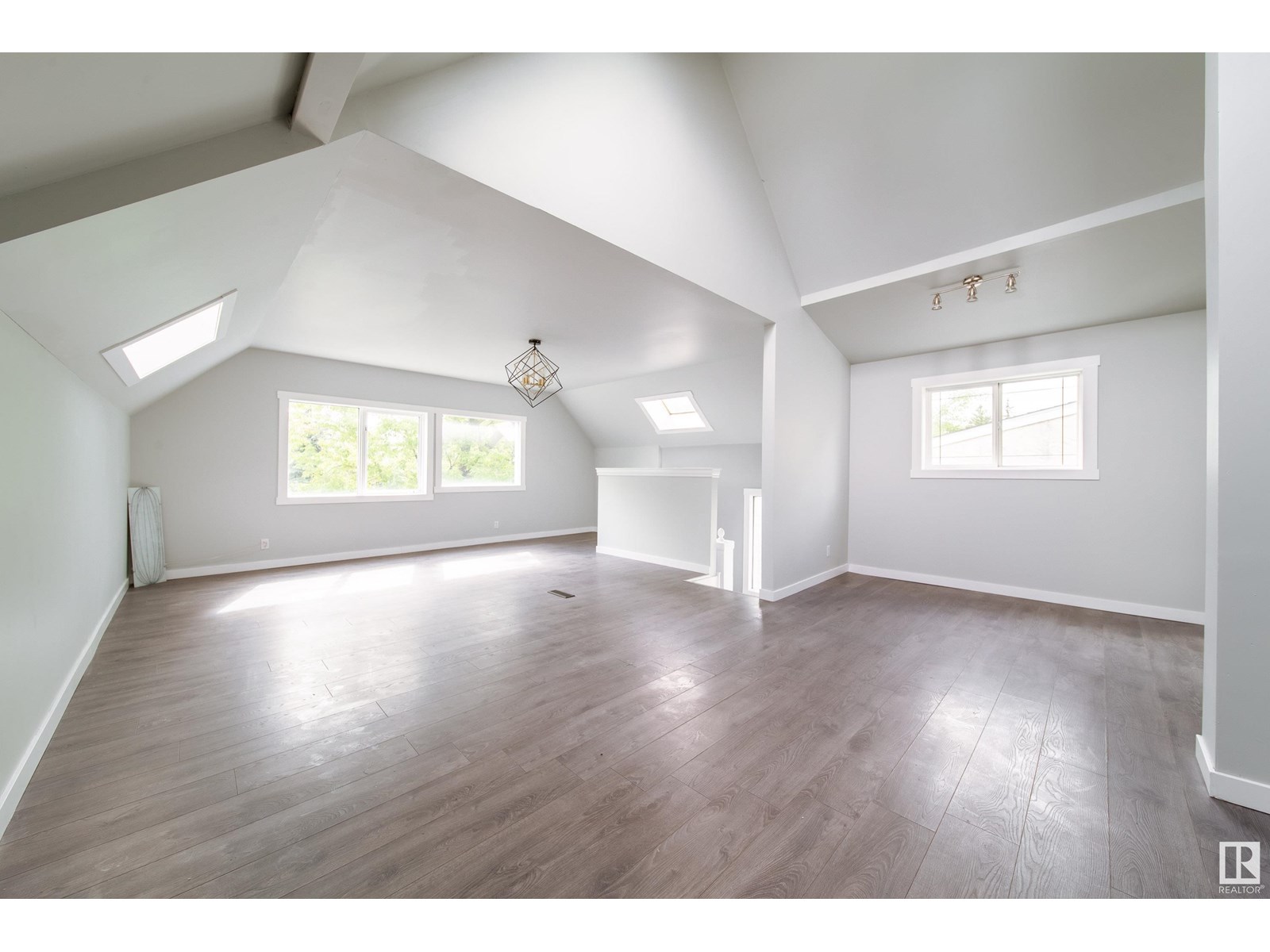 Photo 27 of 11908 77 St Nw, Edmonton AB