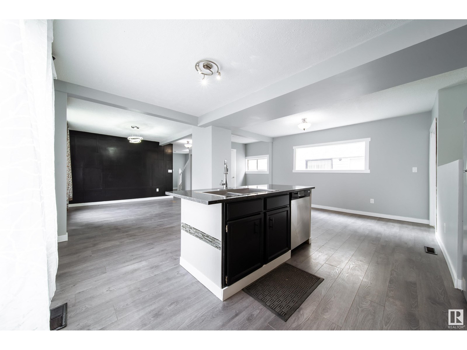 Photo 15 of 11908 77 St Nw, Edmonton AB