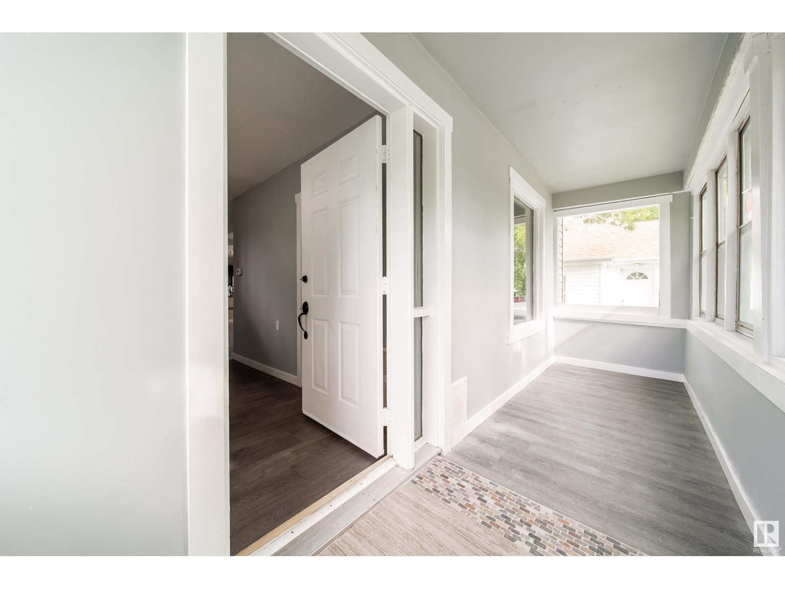 Photo 4 of 11908 77 St Nw, Edmonton AB