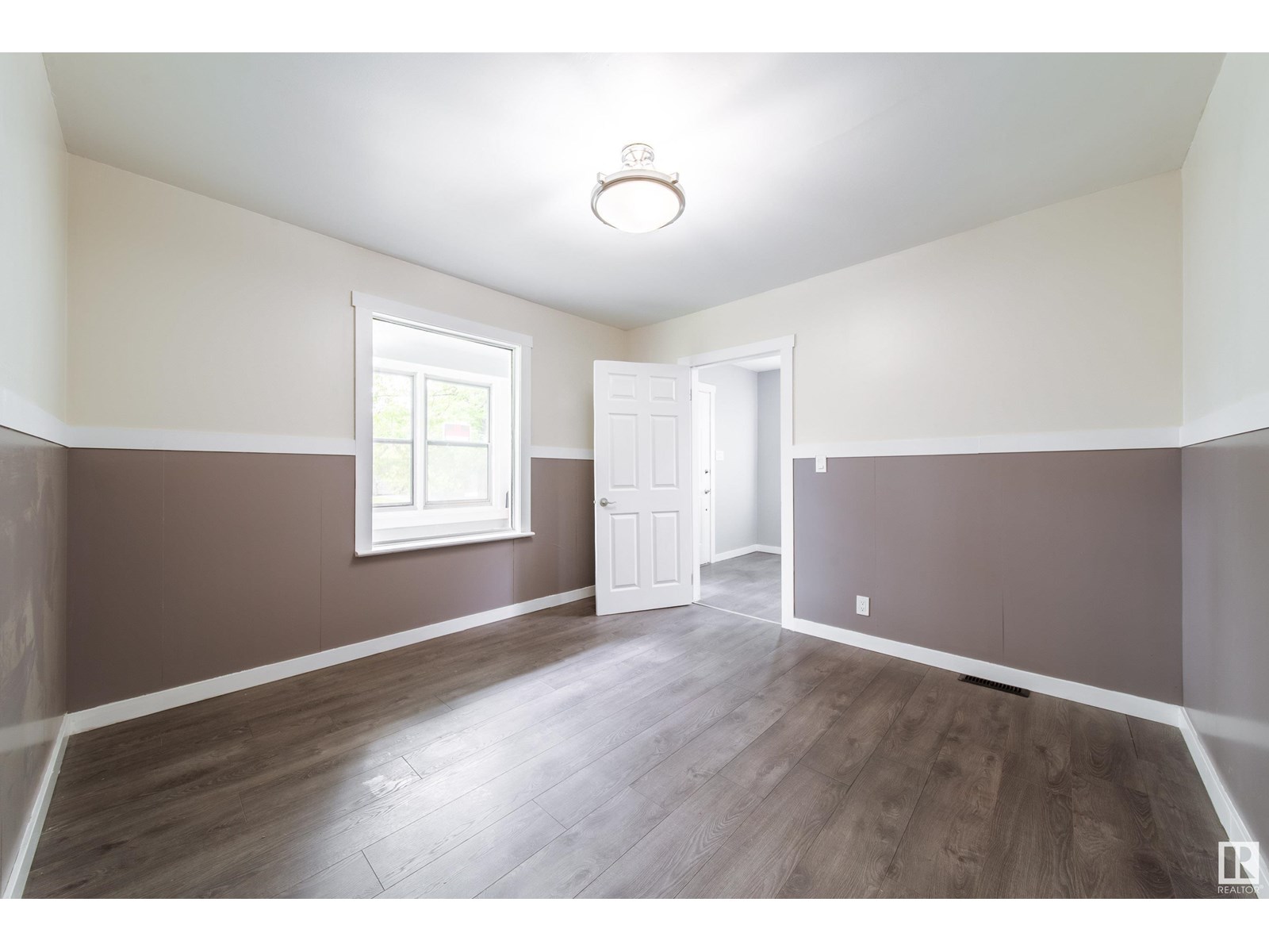 Photo 8 of 11908 77 St Nw, Edmonton AB