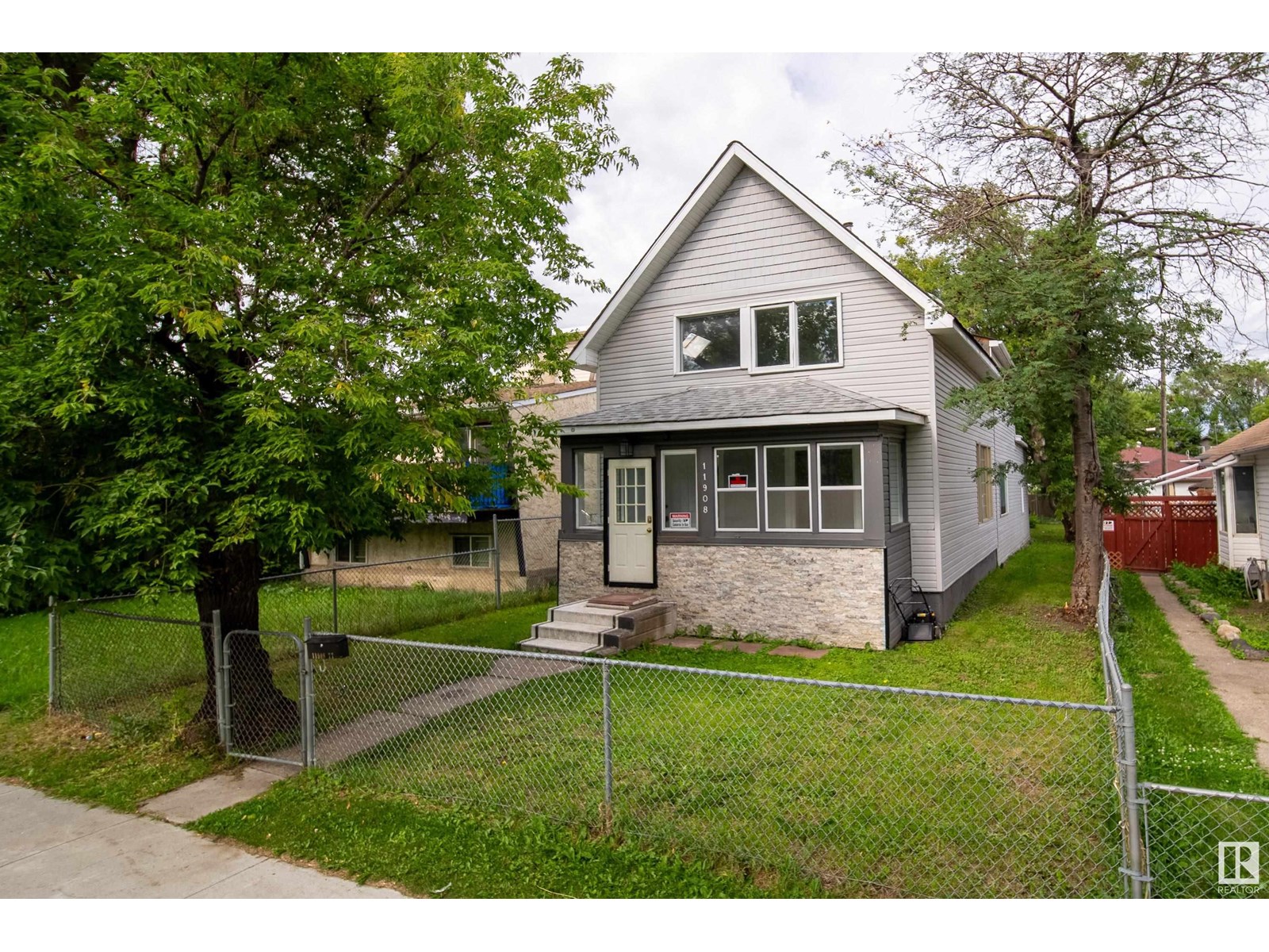 Photo 2 of 11908 77 St Nw, Edmonton AB