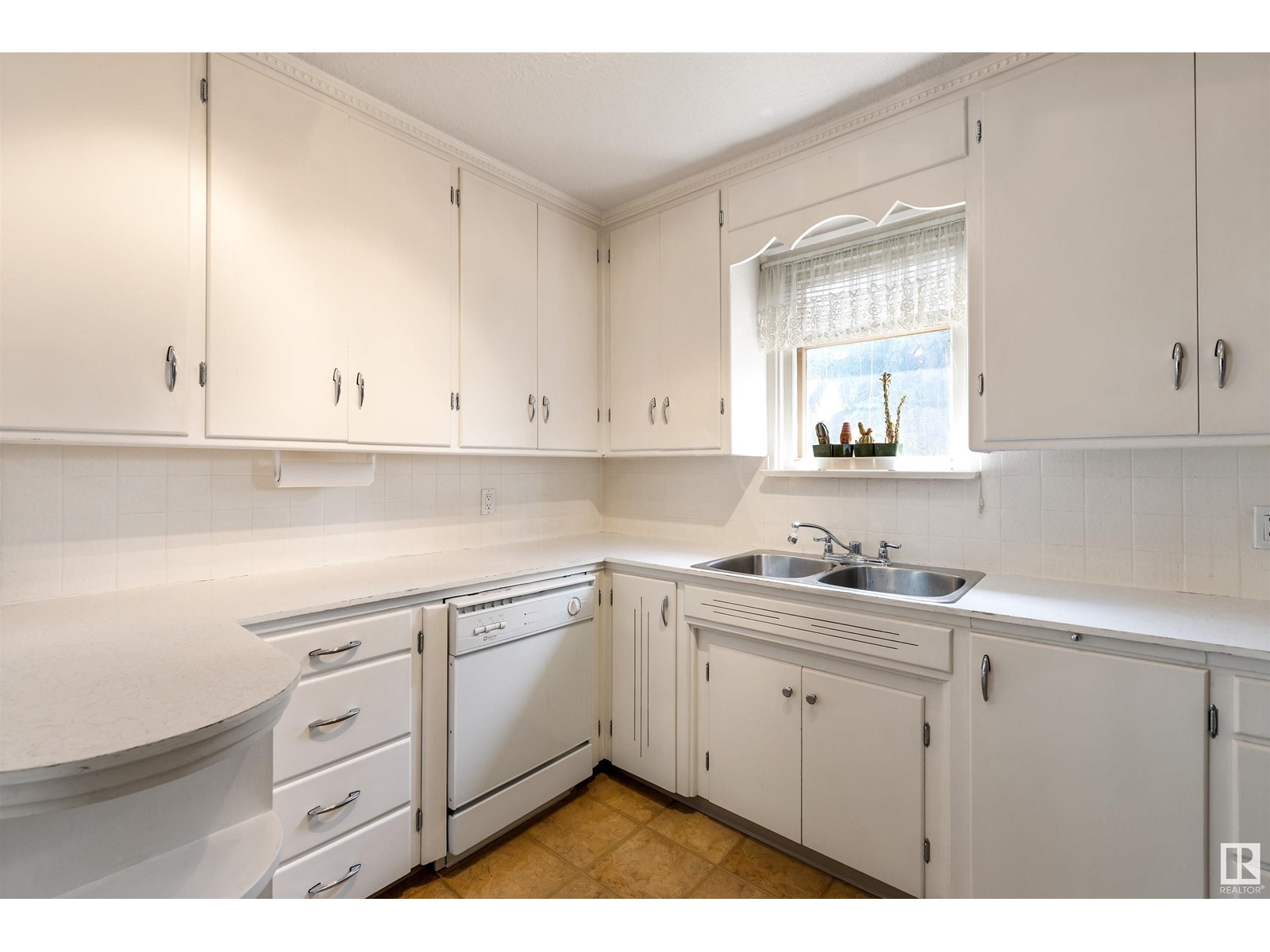 Photo 8 of 12335 131 St Nw, Edmonton AB