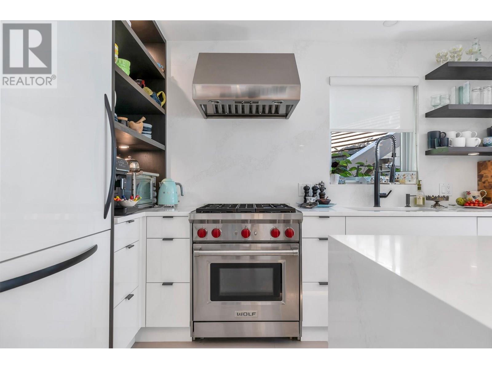 11 BEACH DRIVE, West Vancouver