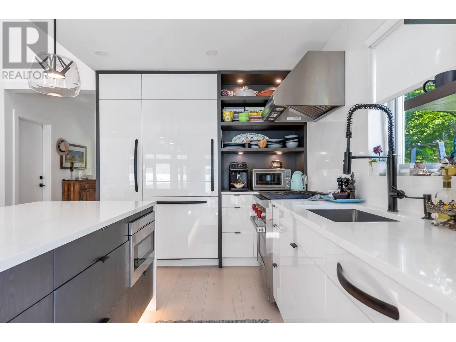 11 BEACH DRIVE, West Vancouver