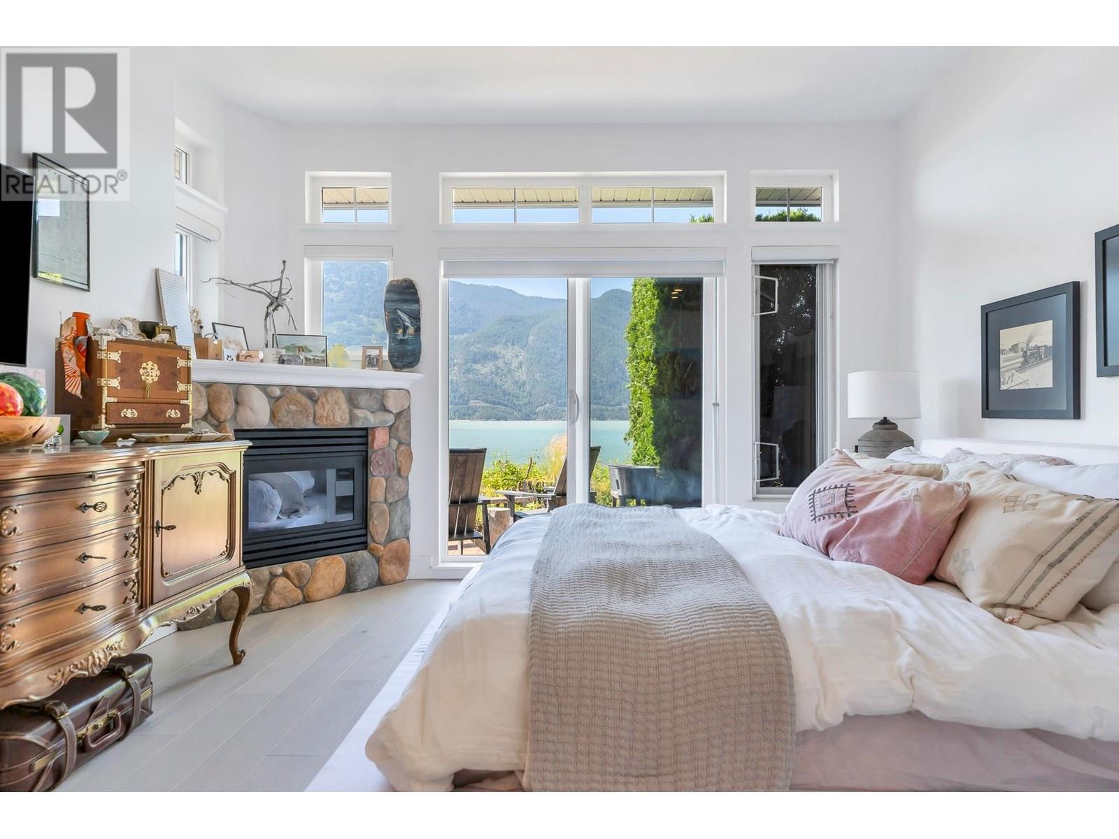 11 BEACH DRIVE, West Vancouver