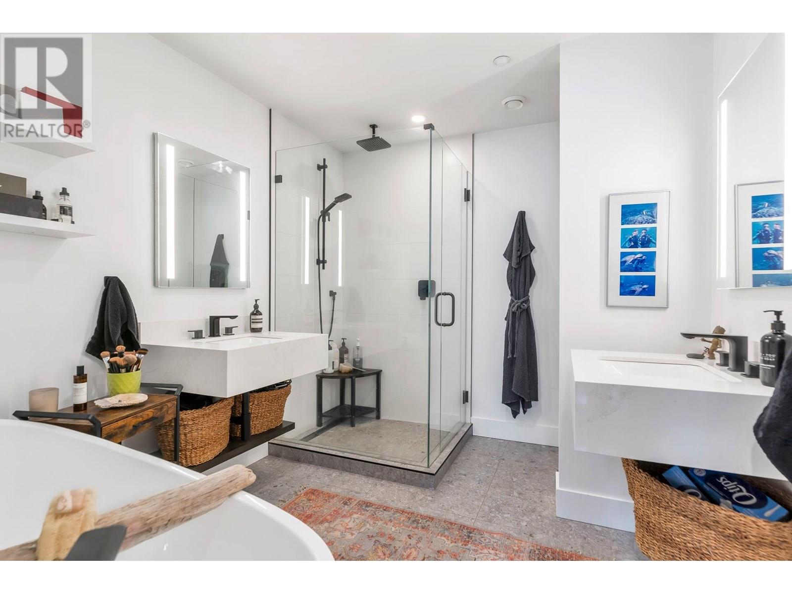 11 BEACH DRIVE, West Vancouver