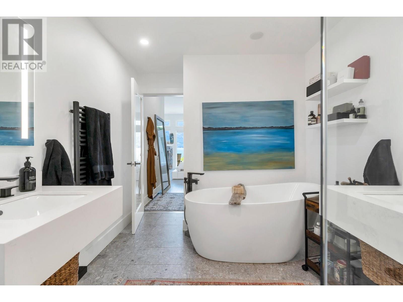 11 BEACH DRIVE, West Vancouver