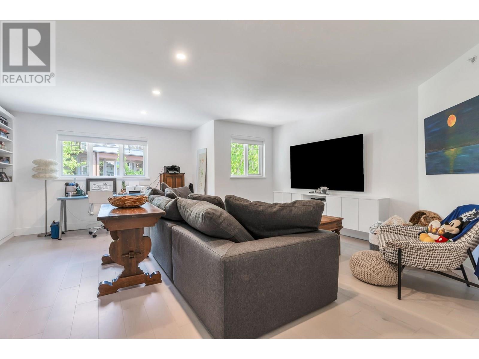 11 BEACH DRIVE, West Vancouver