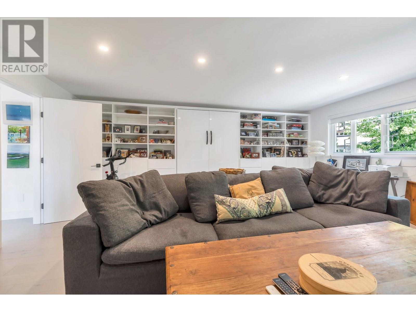 11 BEACH DRIVE, West Vancouver