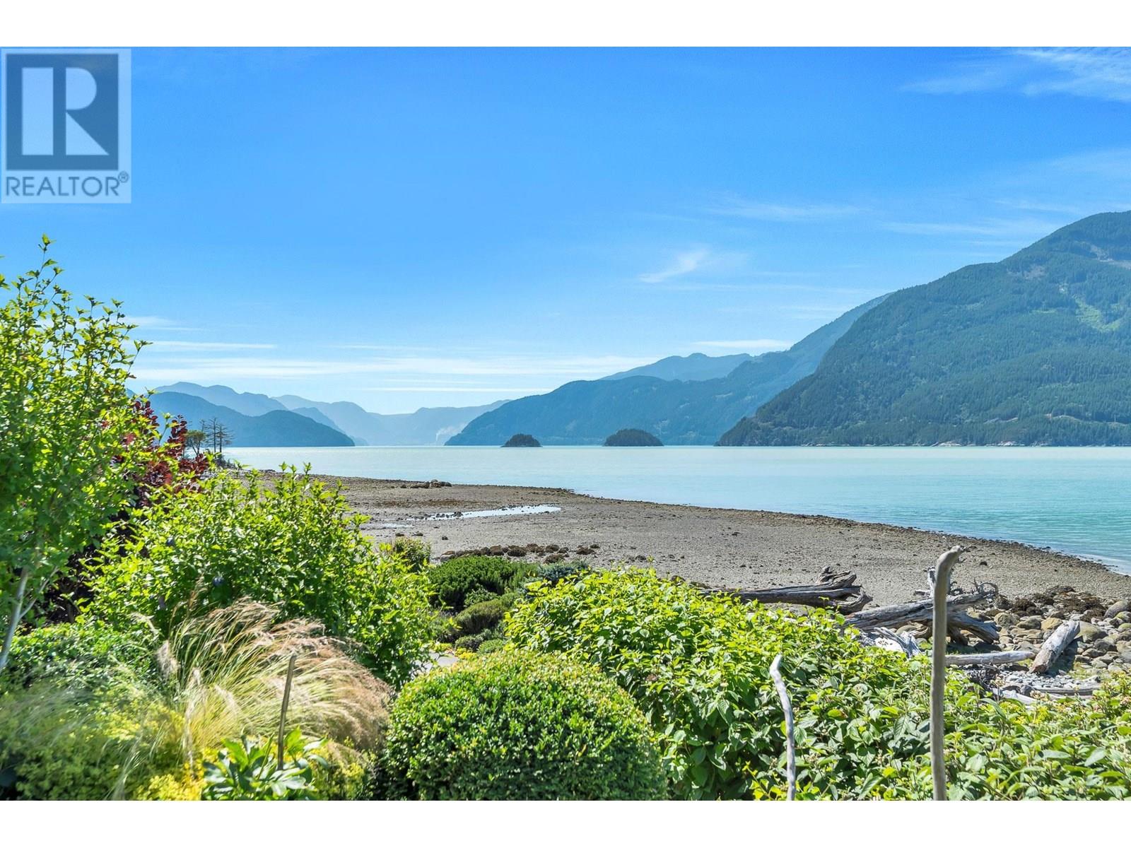 11 BEACH DRIVE, West Vancouver