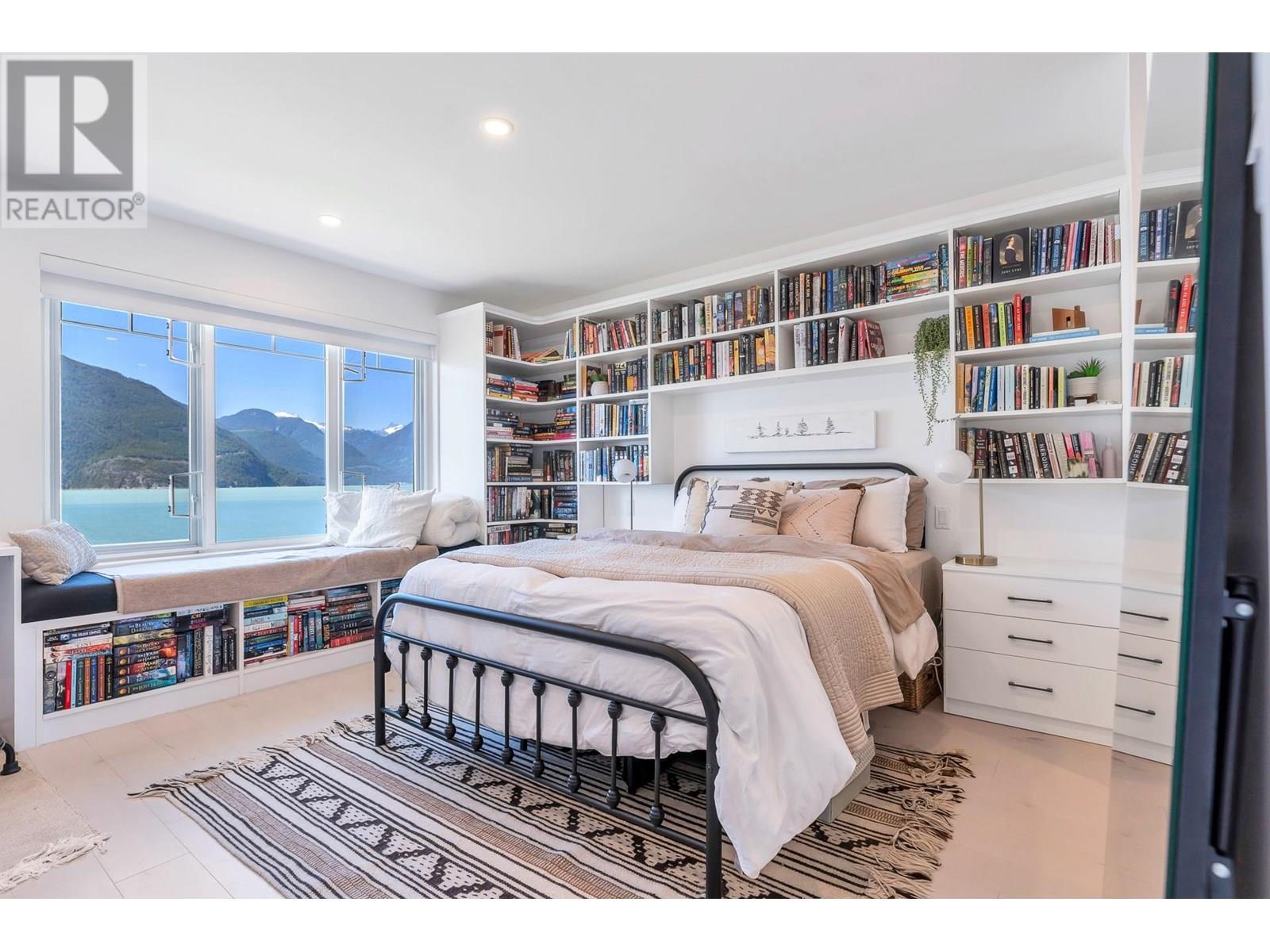 11 BEACH DRIVE, West Vancouver
