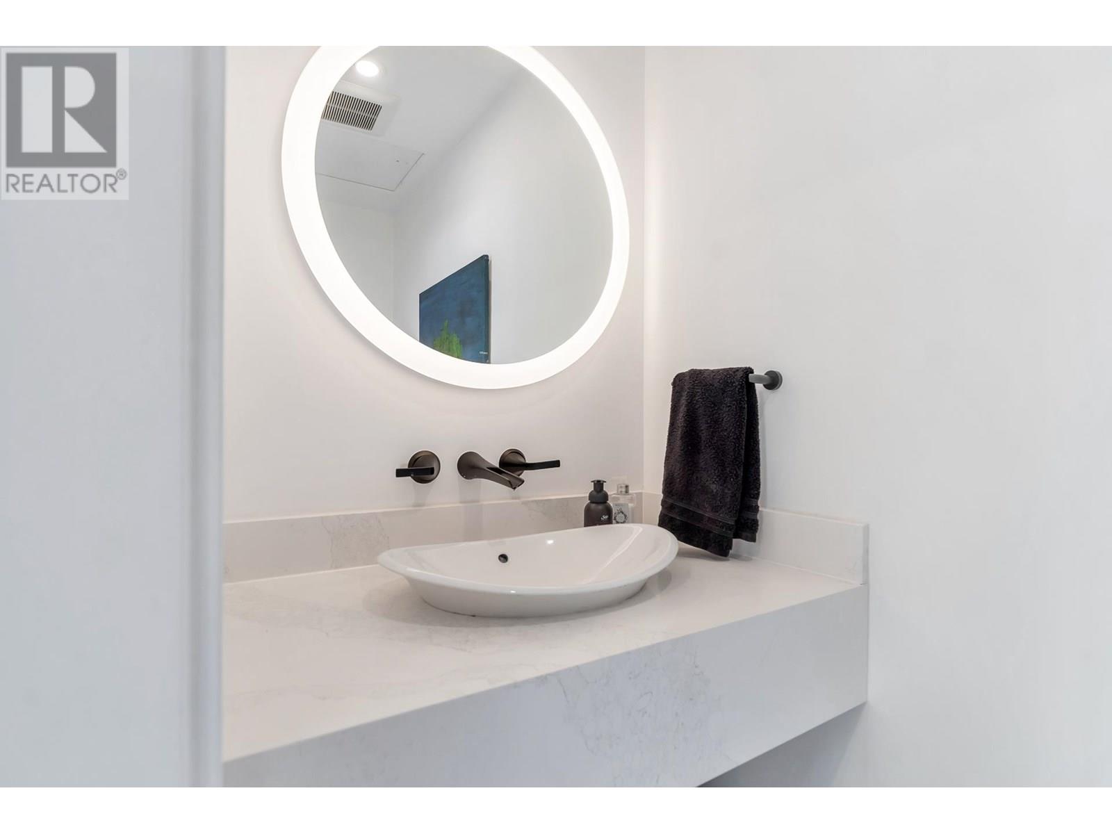 11 BEACH DRIVE, West Vancouver