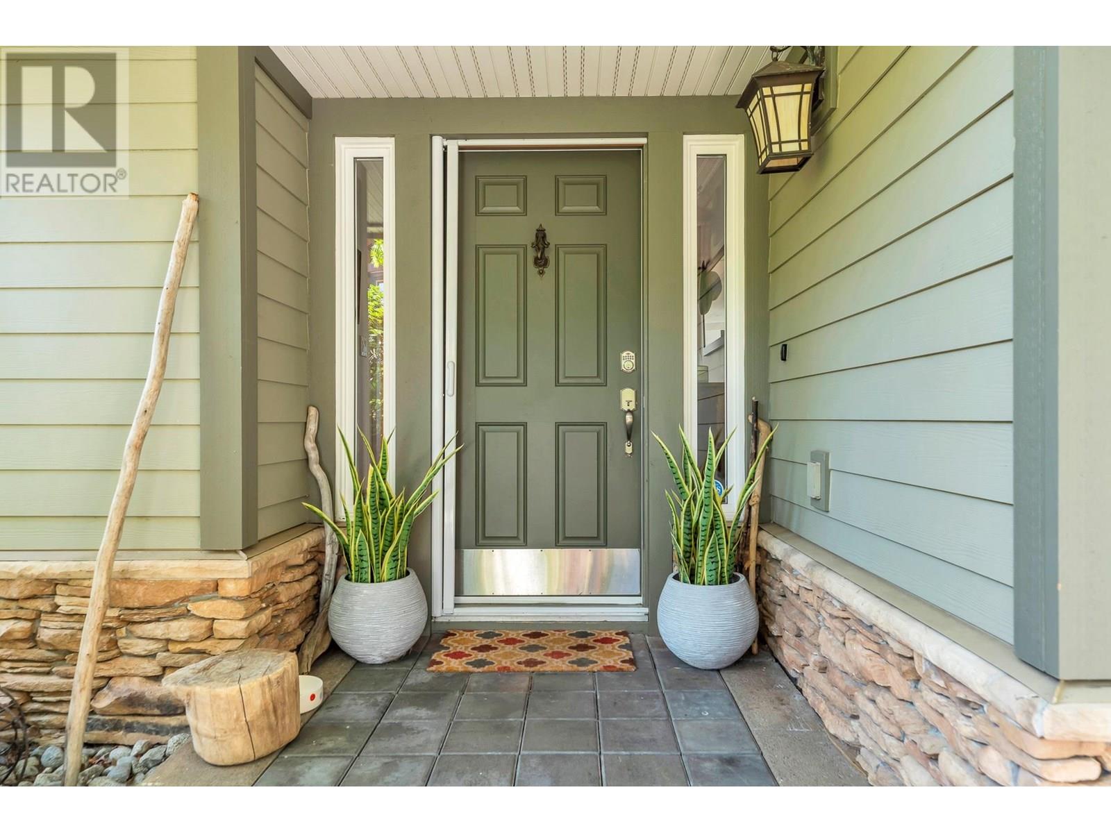 11 BEACH DRIVE, West Vancouver