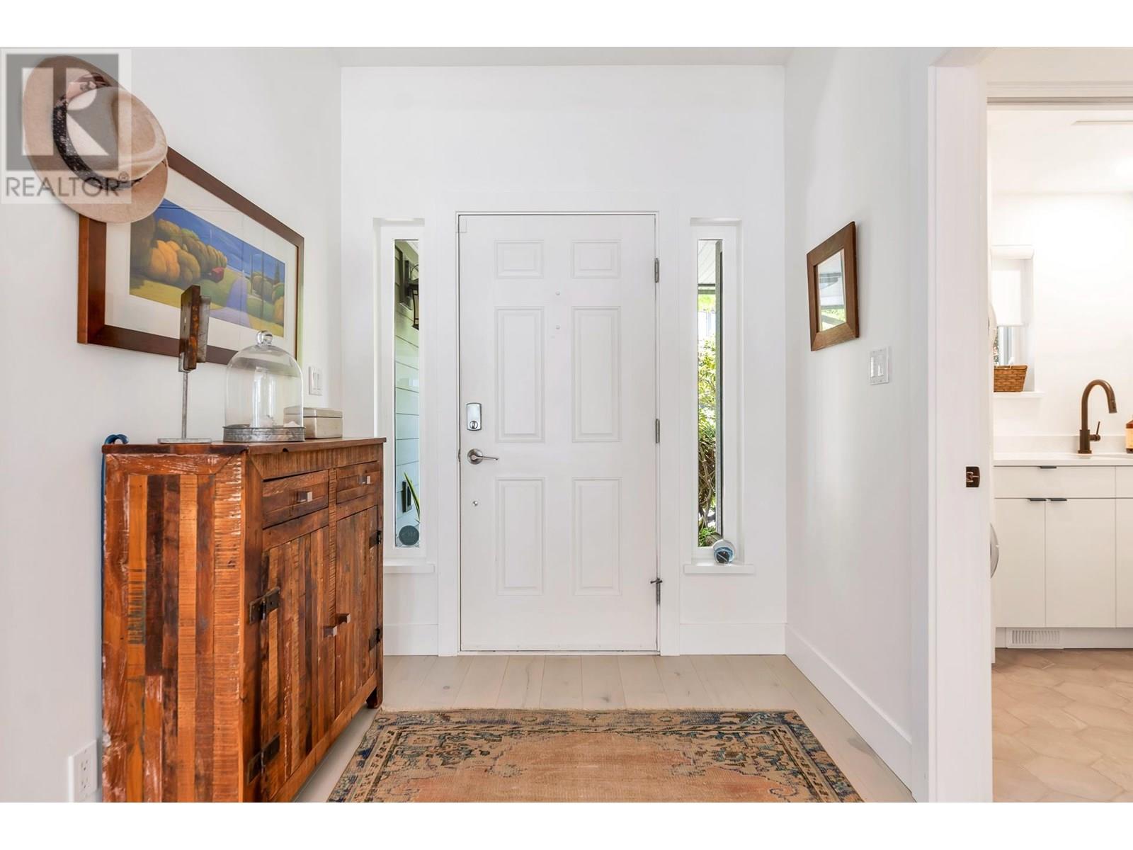 11 BEACH DRIVE, West Vancouver