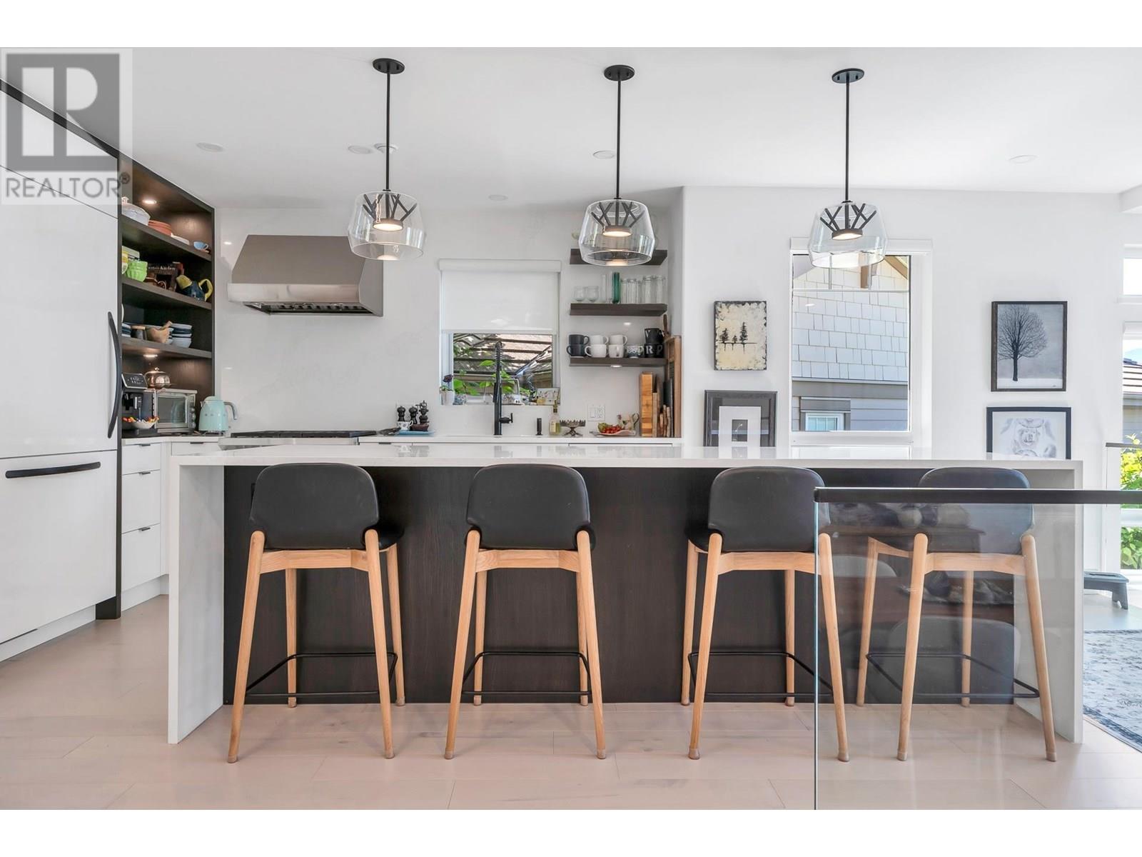 11 BEACH DRIVE, West Vancouver