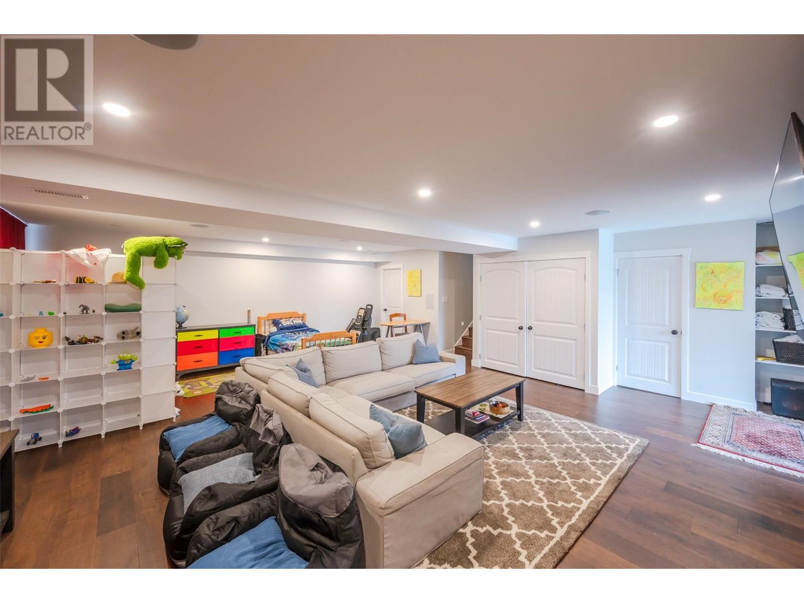  6521 BELLEVUE Drive, Oliver