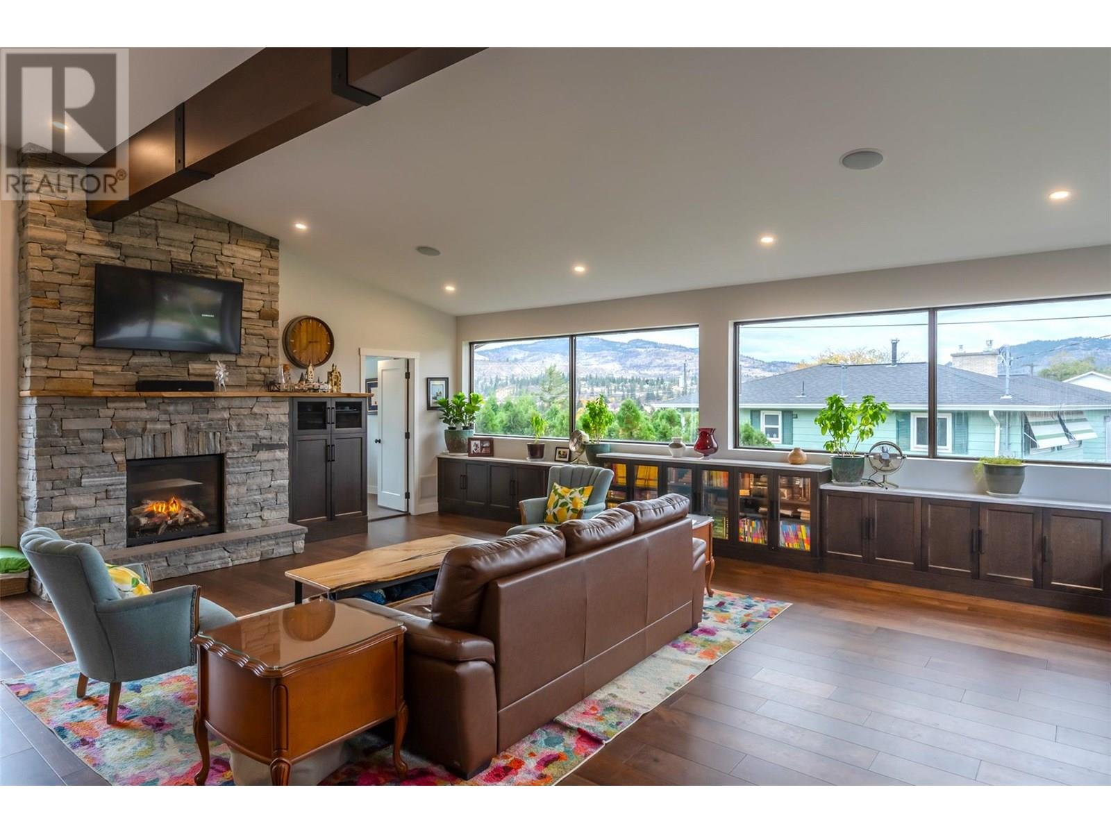  6521 BELLEVUE Drive, Oliver