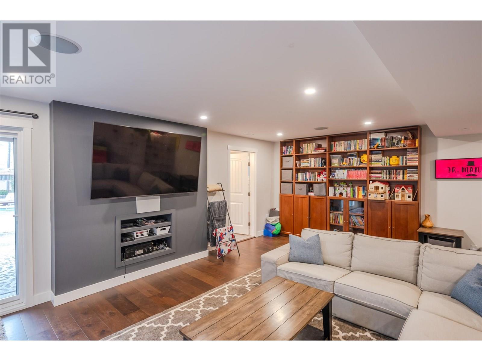  6521 BELLEVUE Drive, Oliver