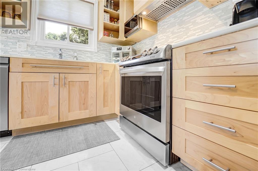 Photo 15 of 14 Thistledown Drive, Brantford ON