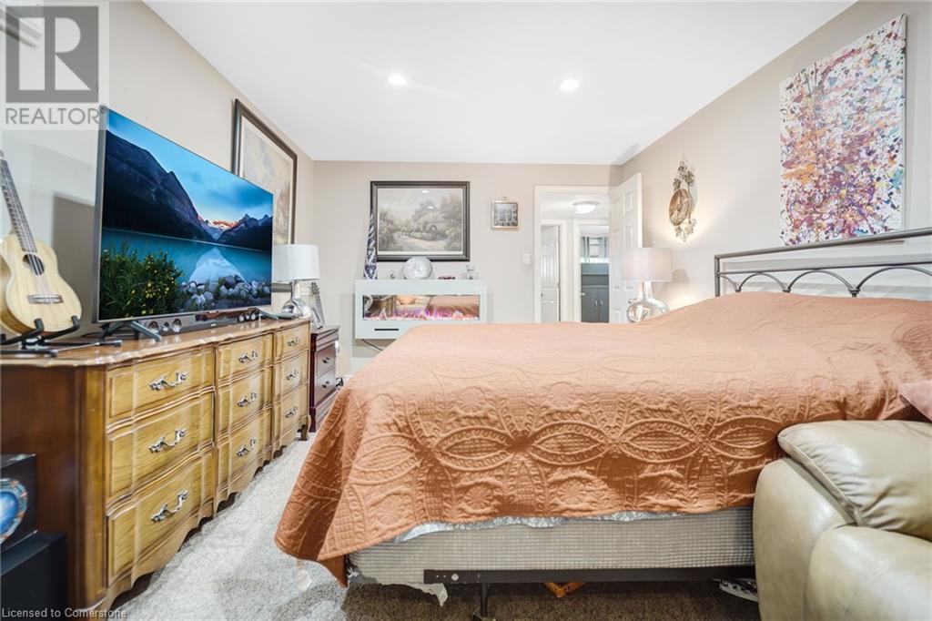 Photo 10 of 14 Thistledown Drive, Brantford ON