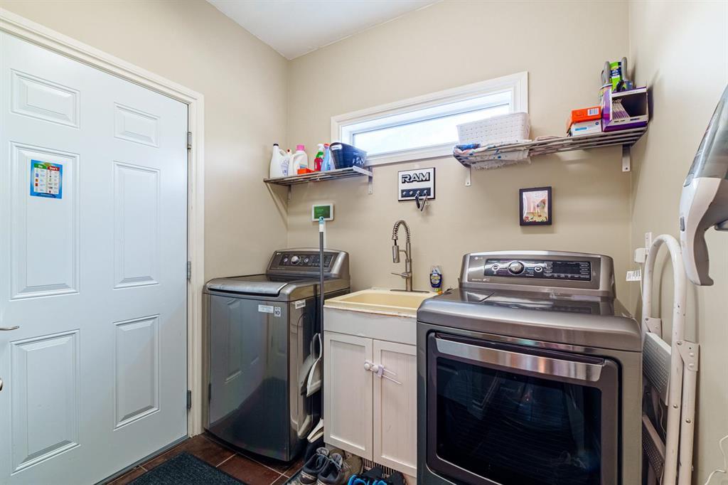 Photo 32 of 108 Hillview Avenue, East St Paul MB