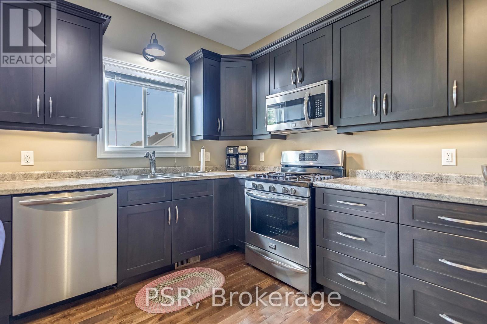 Photo 6 of 653 Deere Street, Welland ON