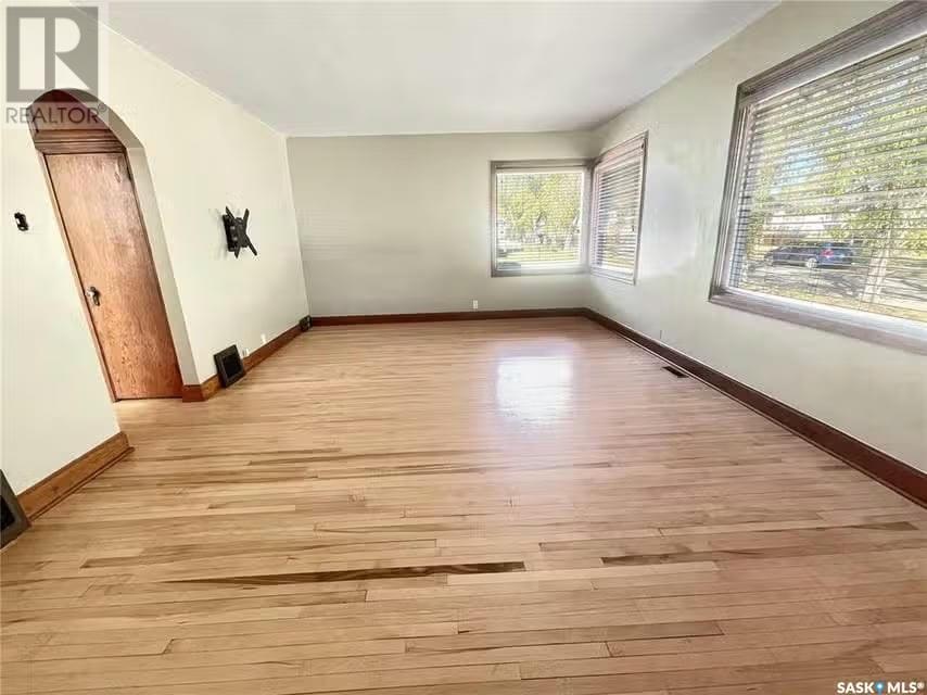 Photo 12 of 424 6th Avenue Nw, Swift Current SK