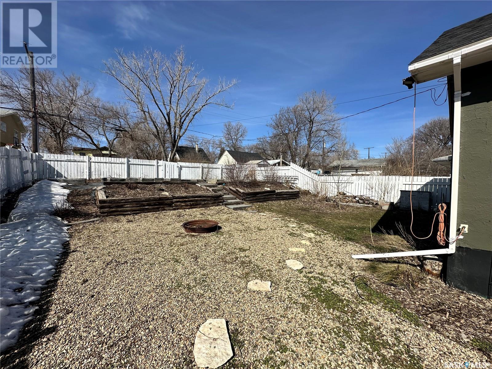 Photo 6 of 424 6th Avenue Nw, Swift Current SK