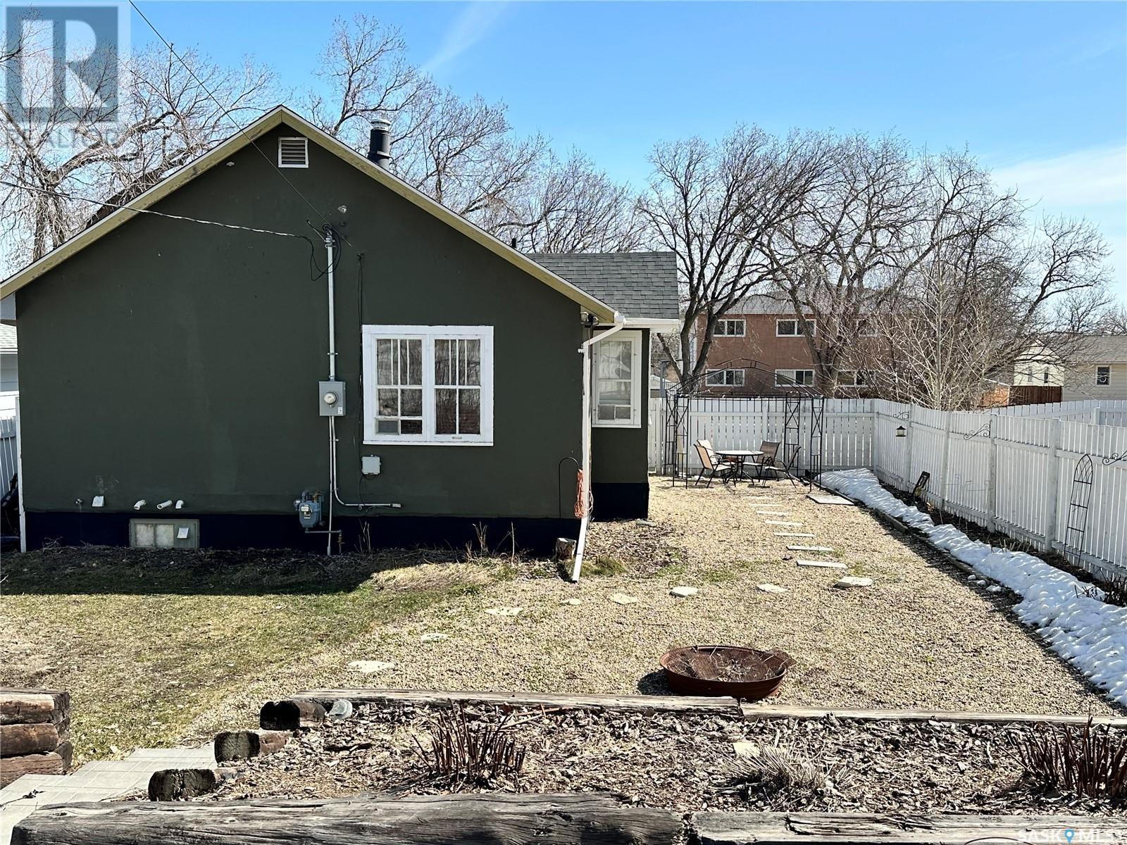 Photo 11 of 424 6th Avenue Nw, Swift Current SK