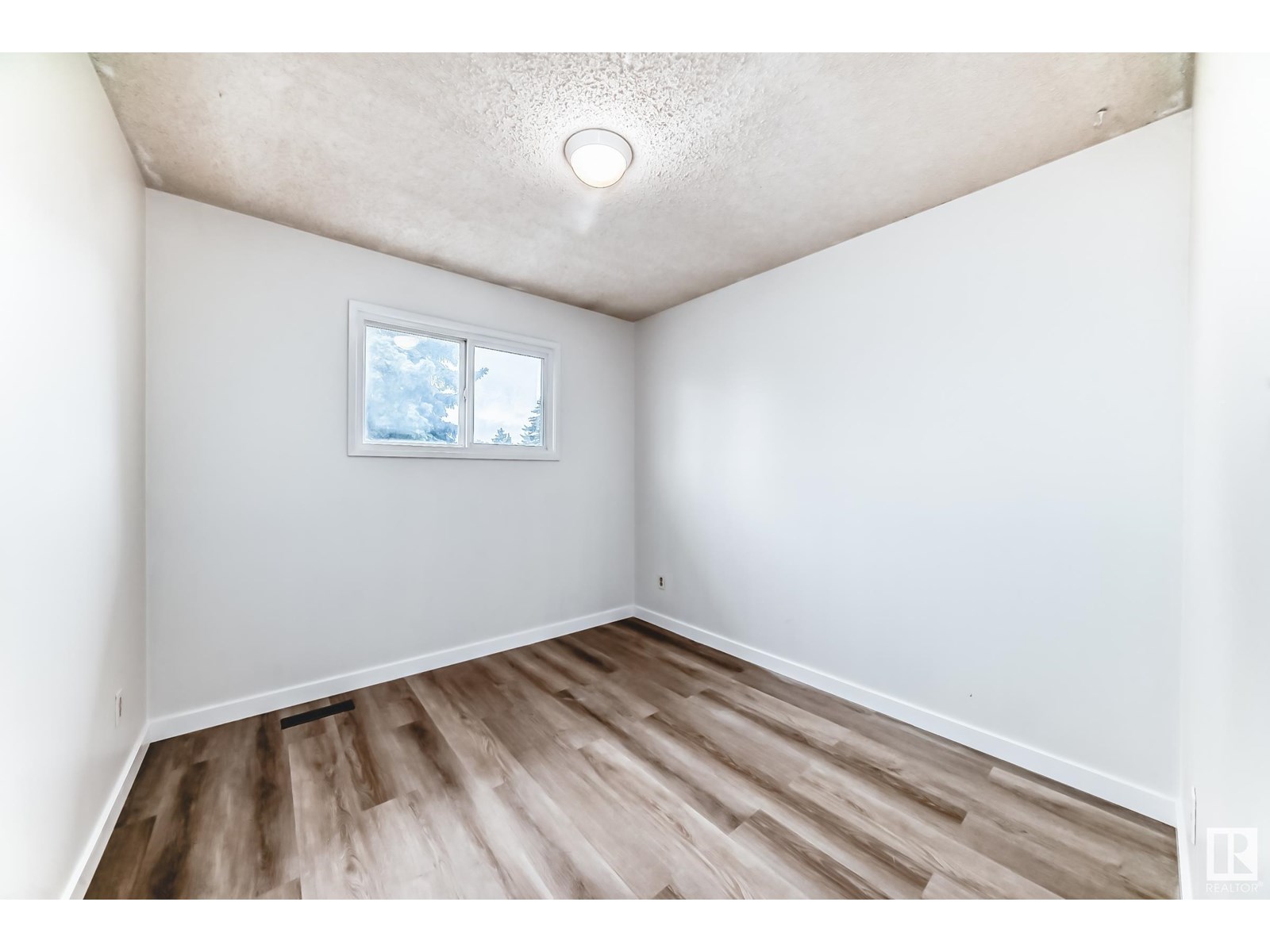 Photo 4 of 18435 93 Av Nw, Edmonton AB