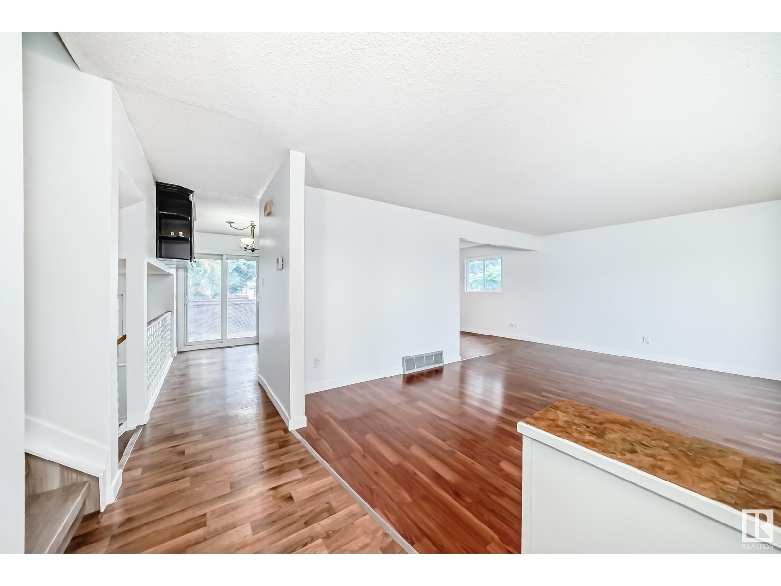 Photo 25 of 18435 93 Av Nw, Edmonton AB