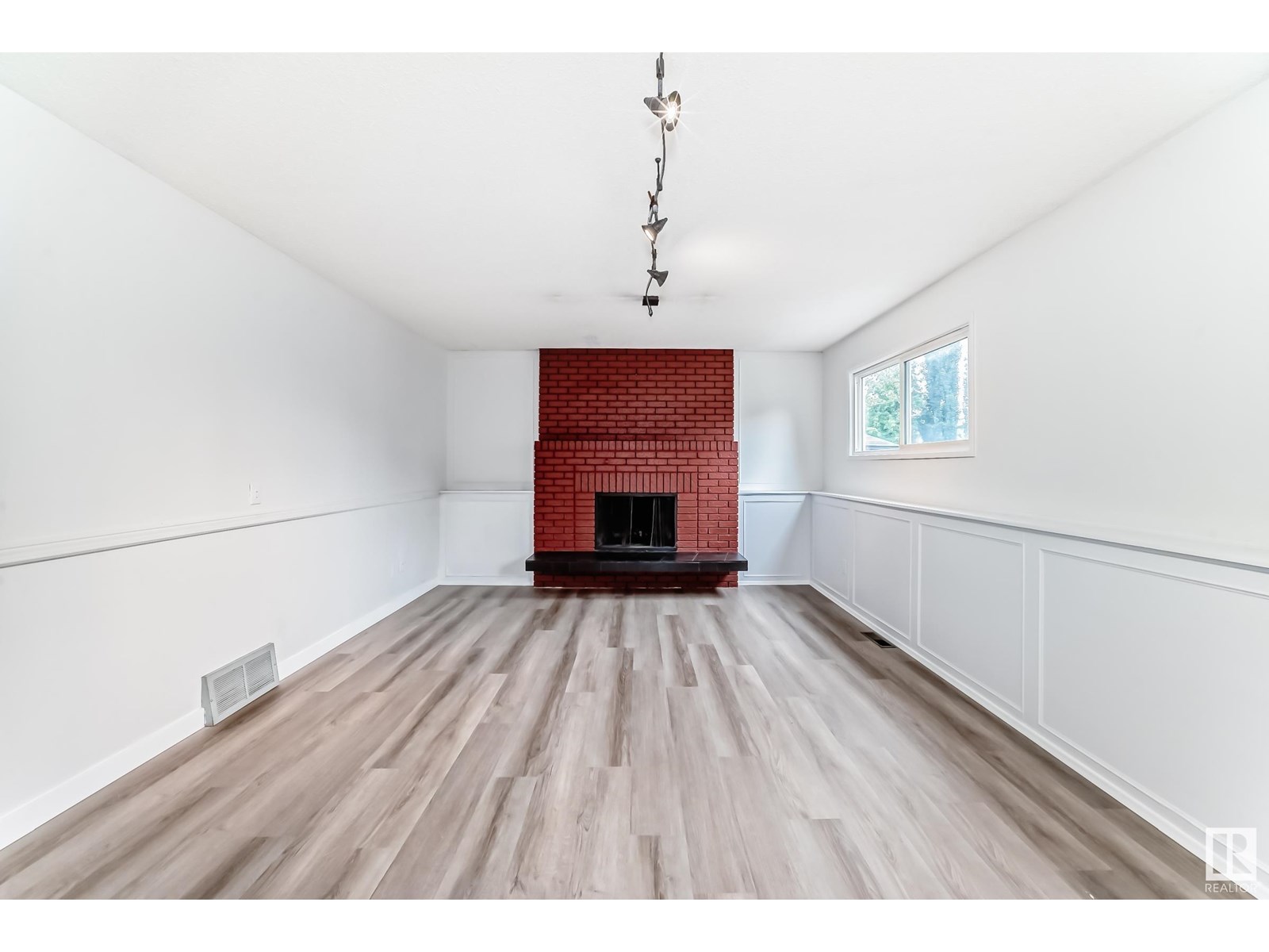 Photo 26 of 18435 93 Av Nw, Edmonton AB