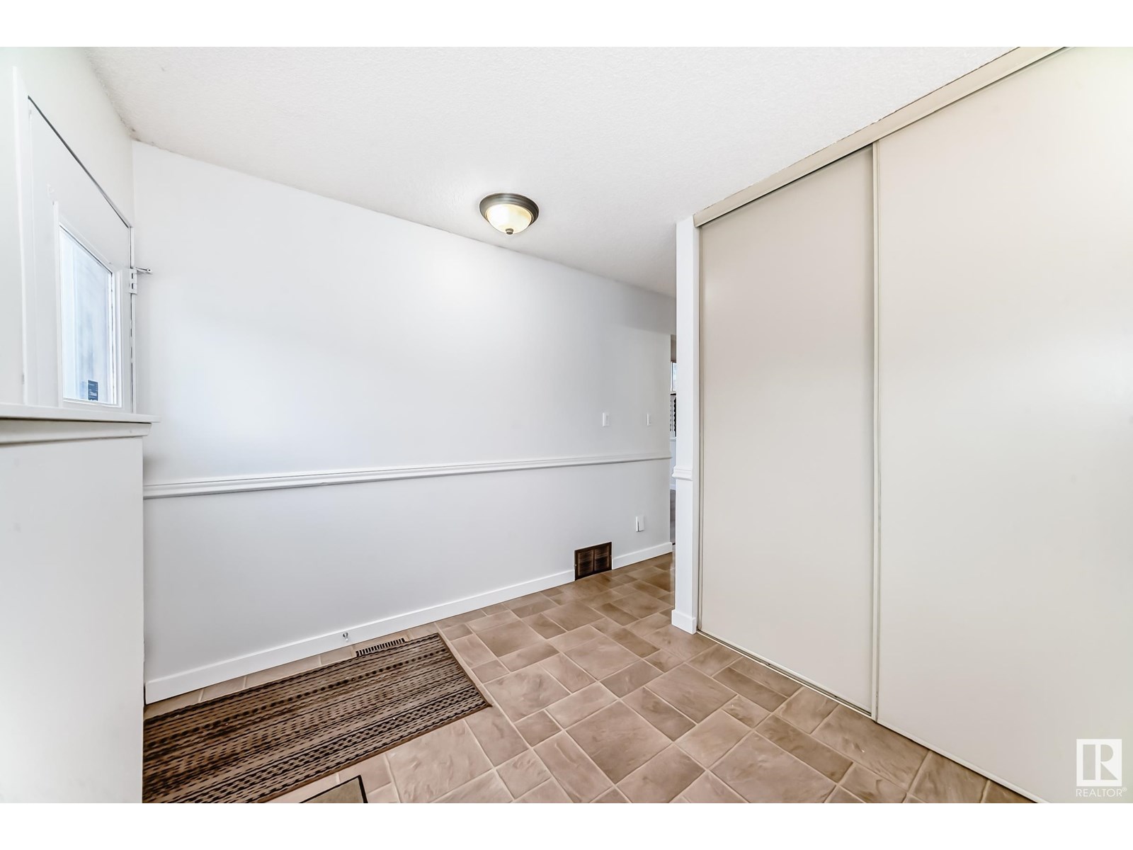 Photo 10 of 18435 93 Av Nw, Edmonton AB
