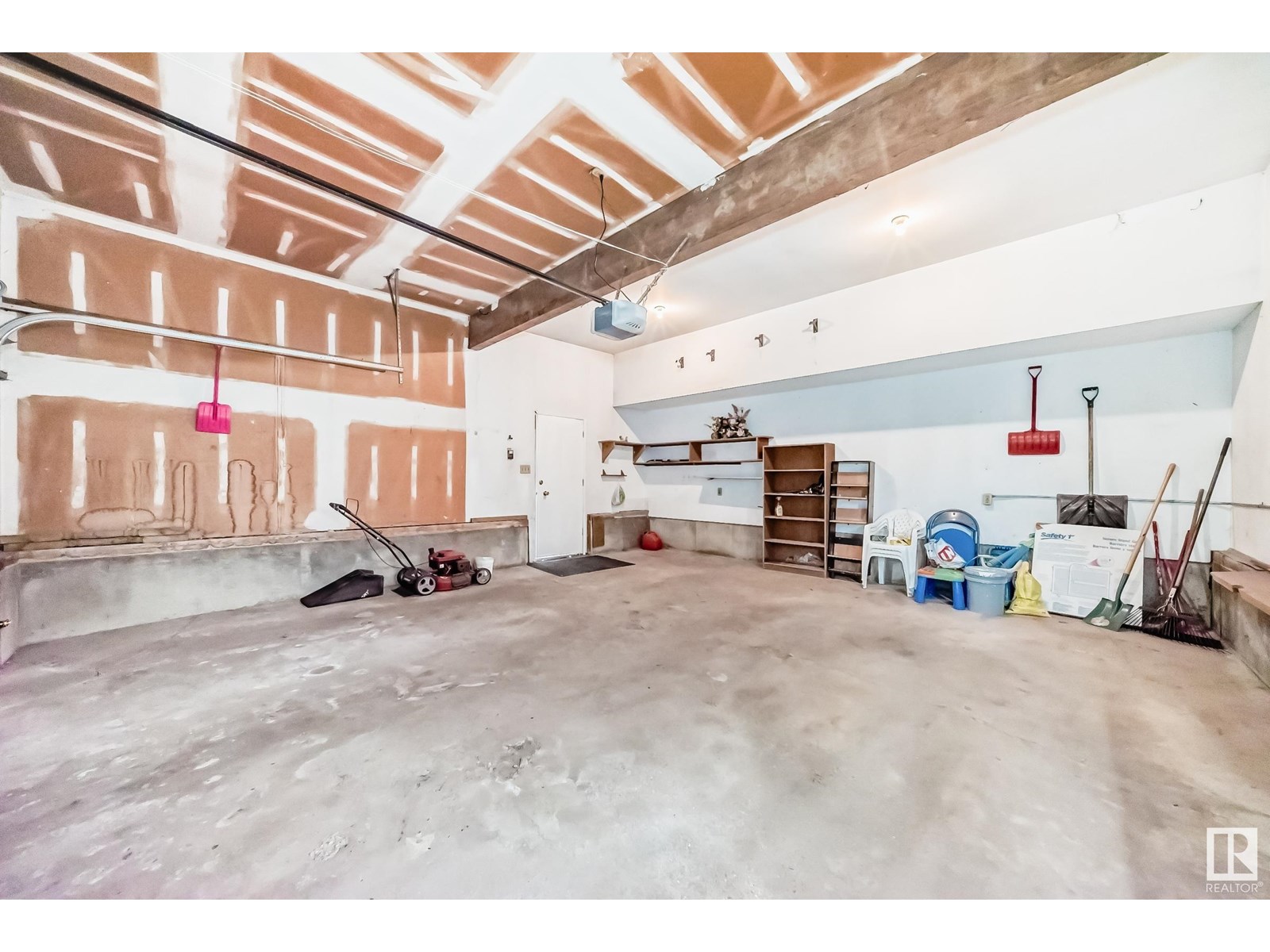 Photo 3 of 18435 93 Av Nw, Edmonton AB