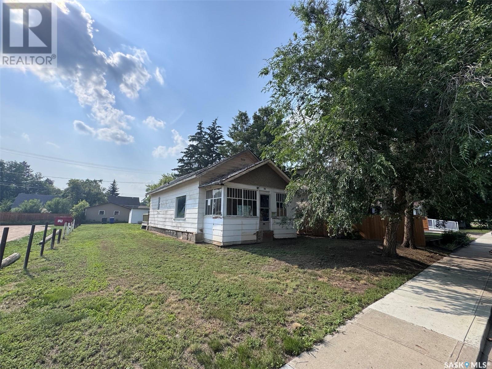 Photo 3 of 1044 7th Avenue Nw, Moose Jaw SK