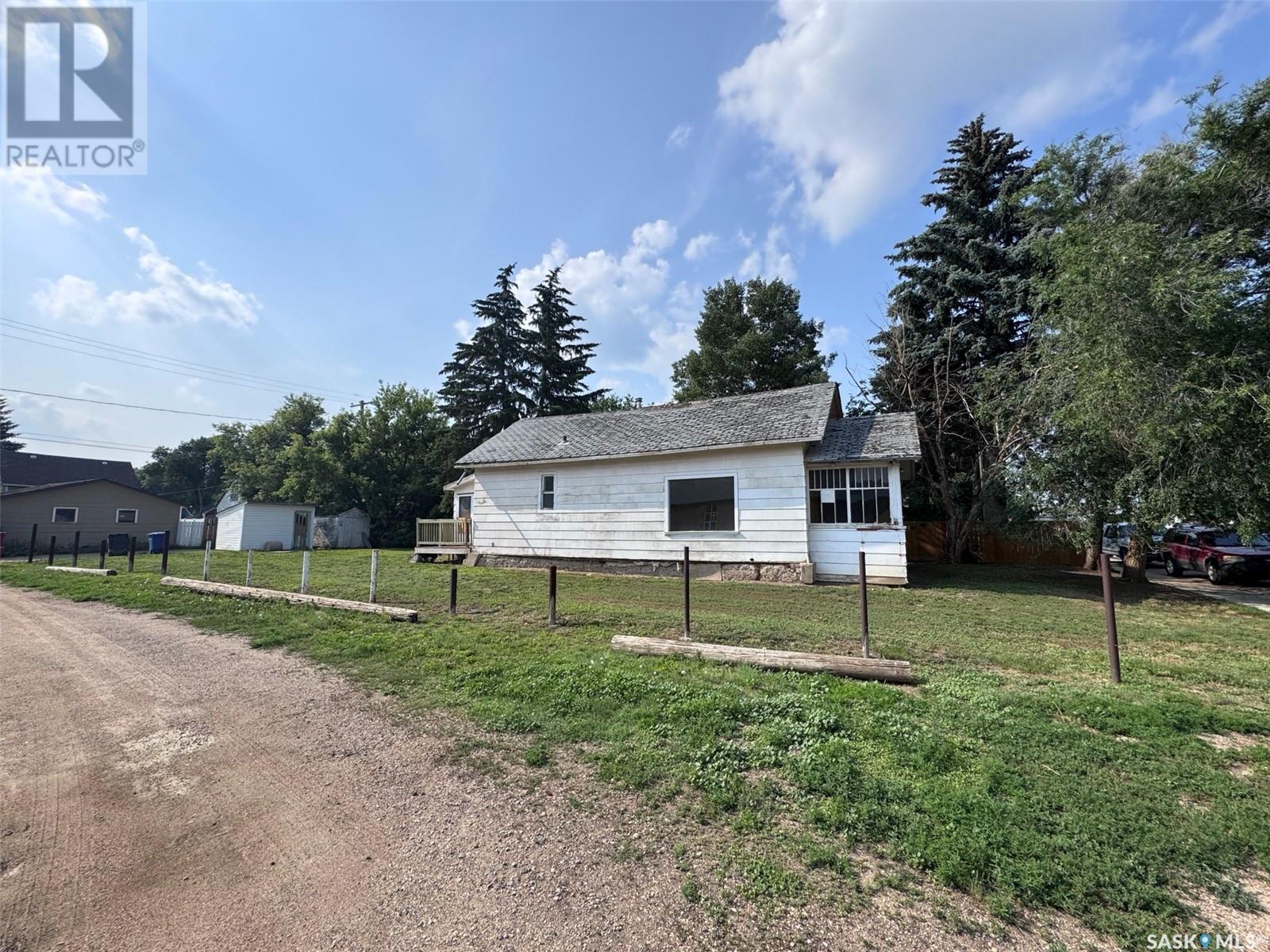 Photo 4 of 1044 7th Avenue Nw, Moose Jaw SK