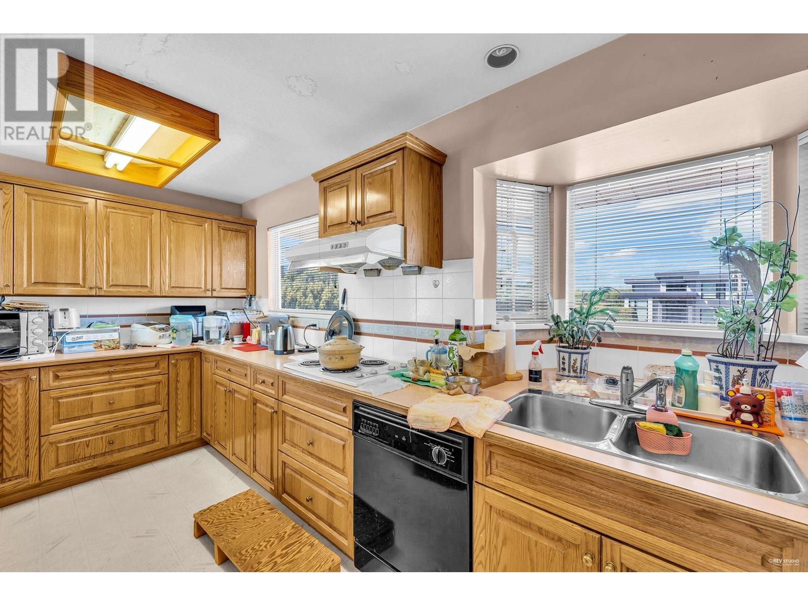 Photo 4 of 10560 Granville Avenue, Richmond BC