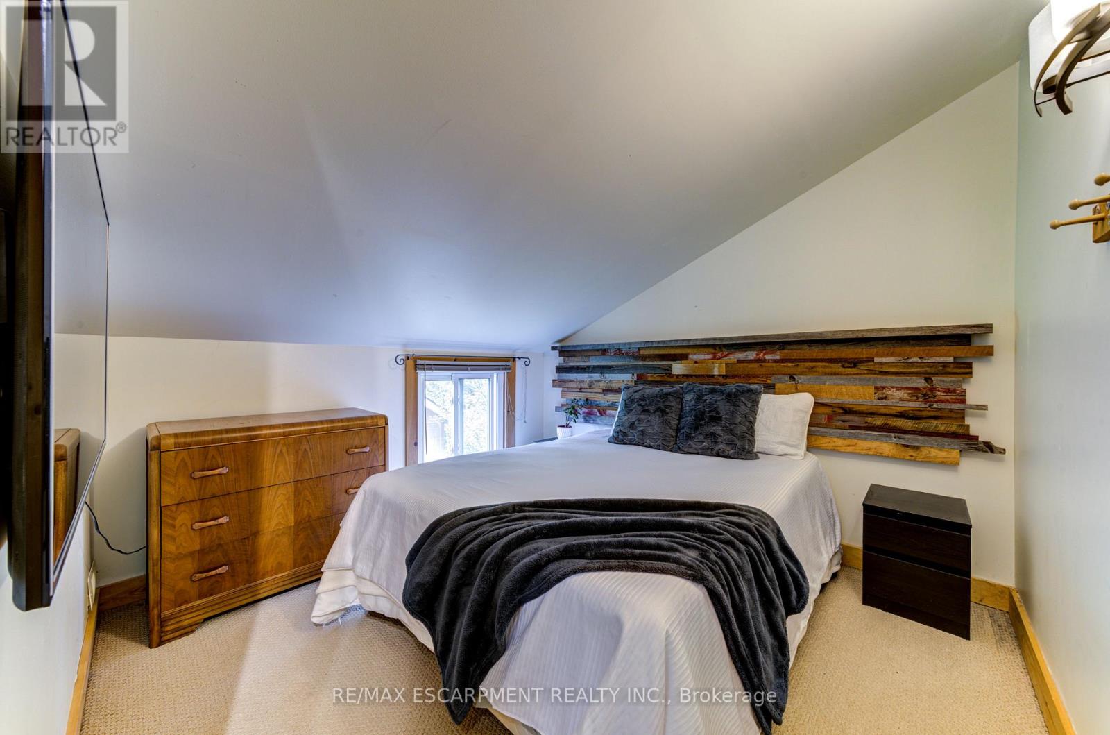 Photo 18 of 109 Hope Street, Blue Mountains ON