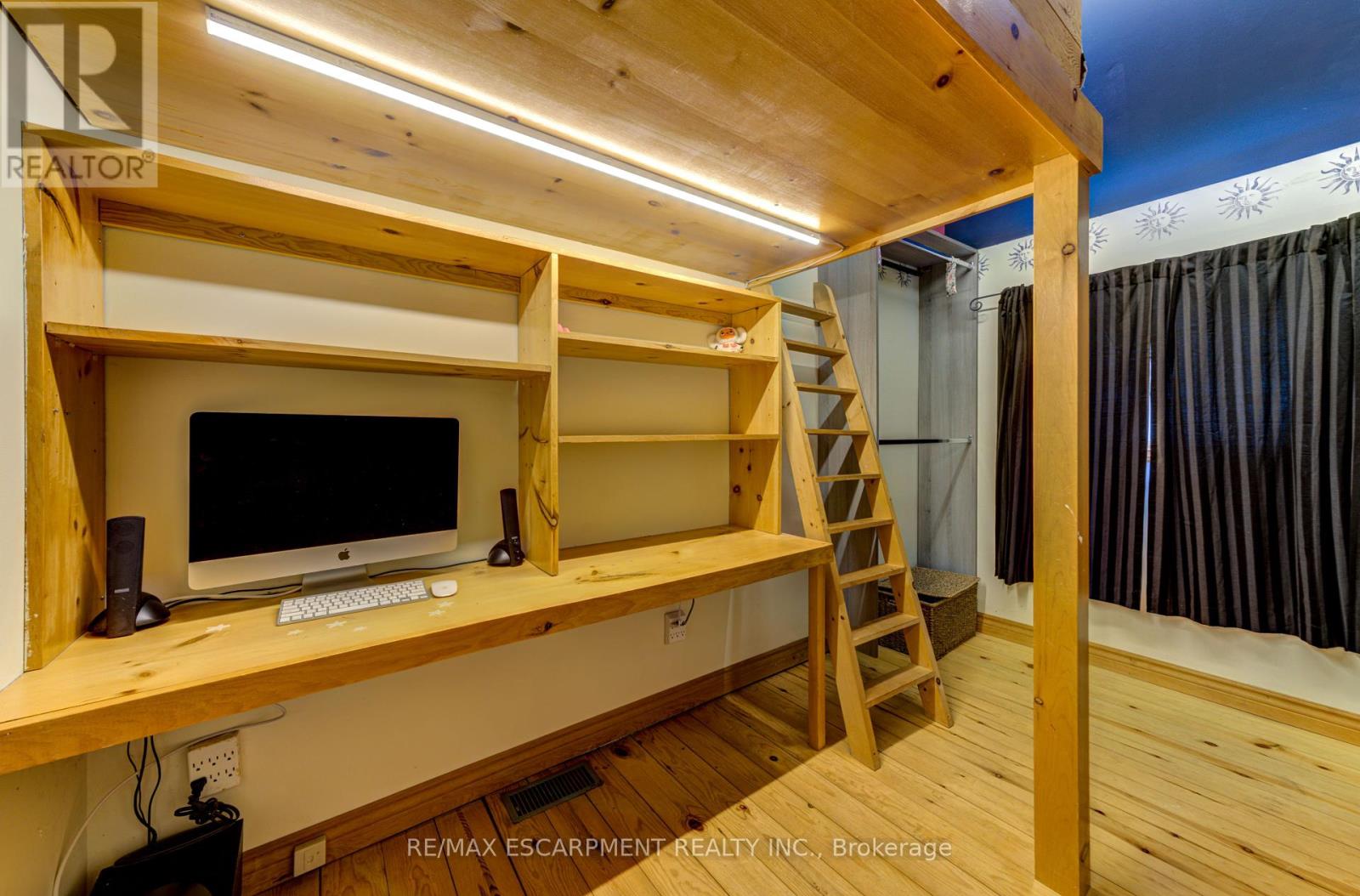 Photo 13 of 109 Hope Street, Blue Mountains ON