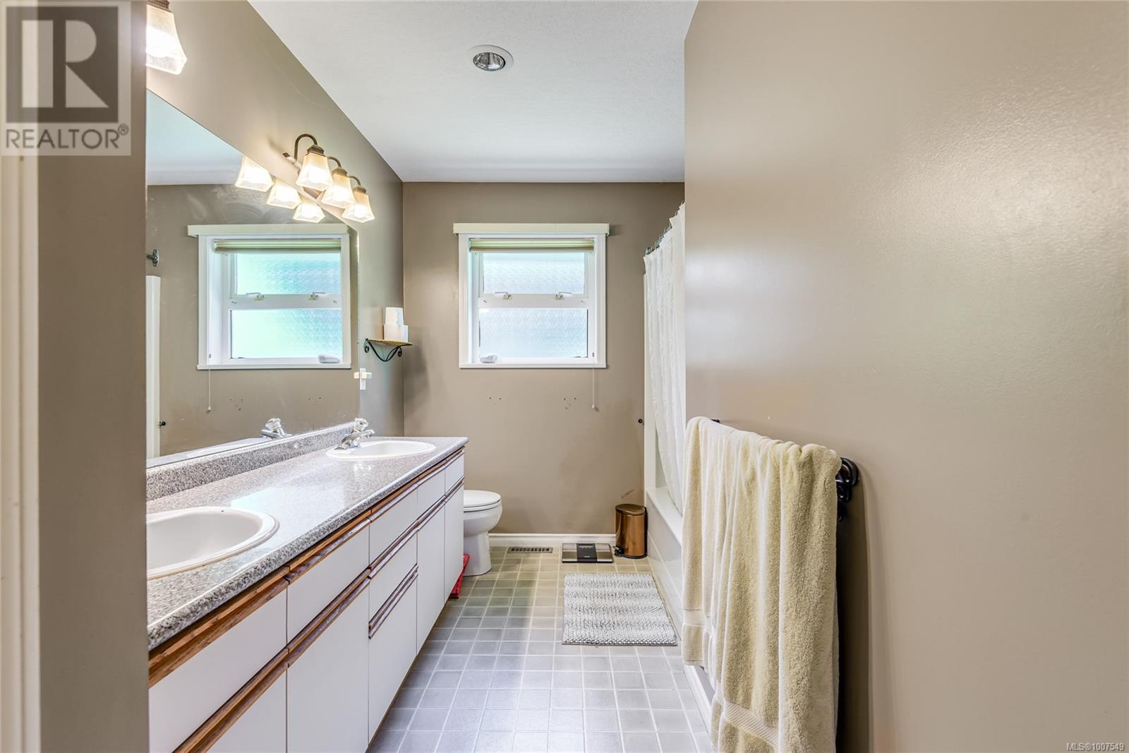 1185 Merecroft Rd, Campbell River