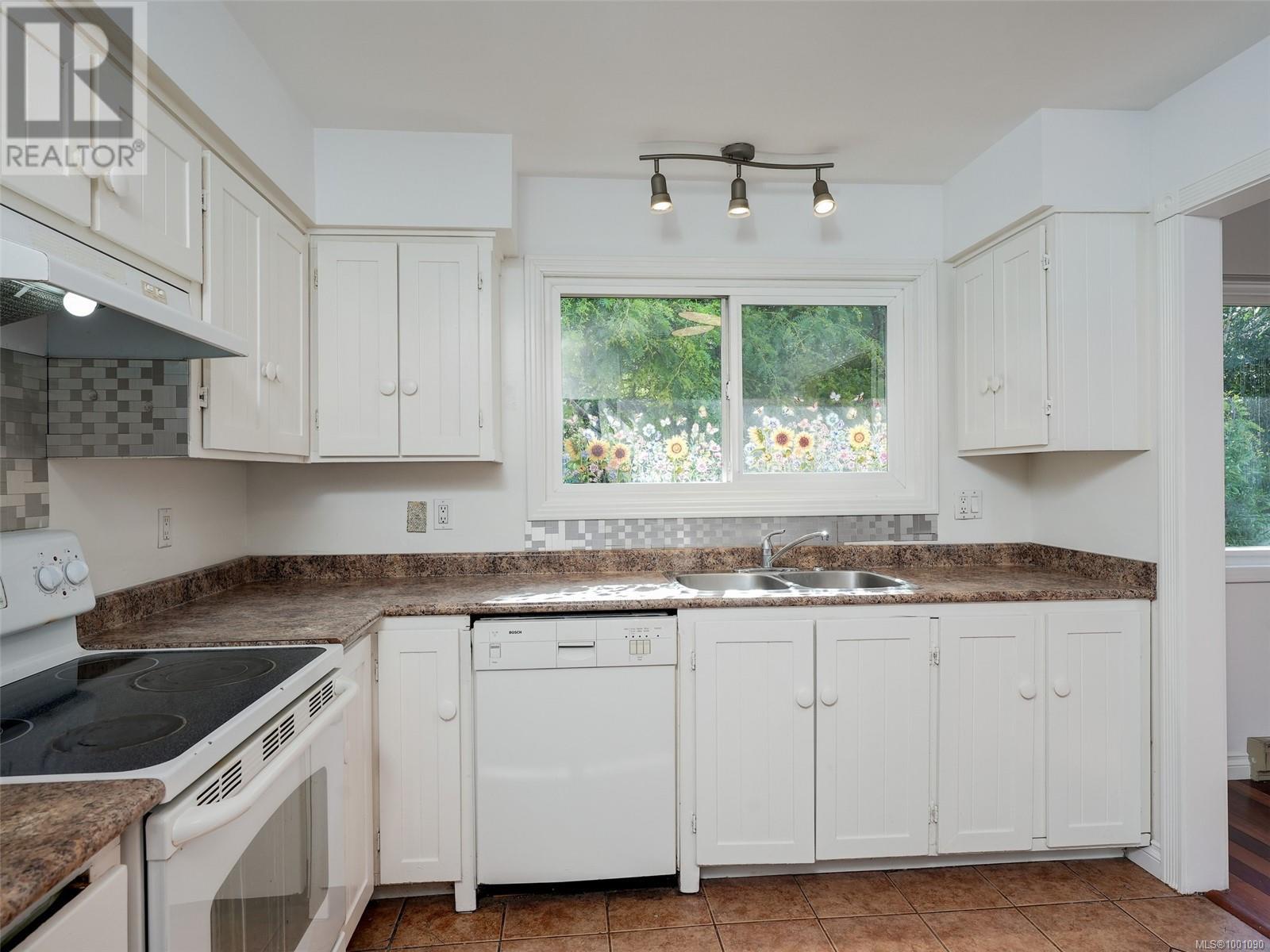 Photo 10 of 4429 Fieldmont Crt, Saanich BC